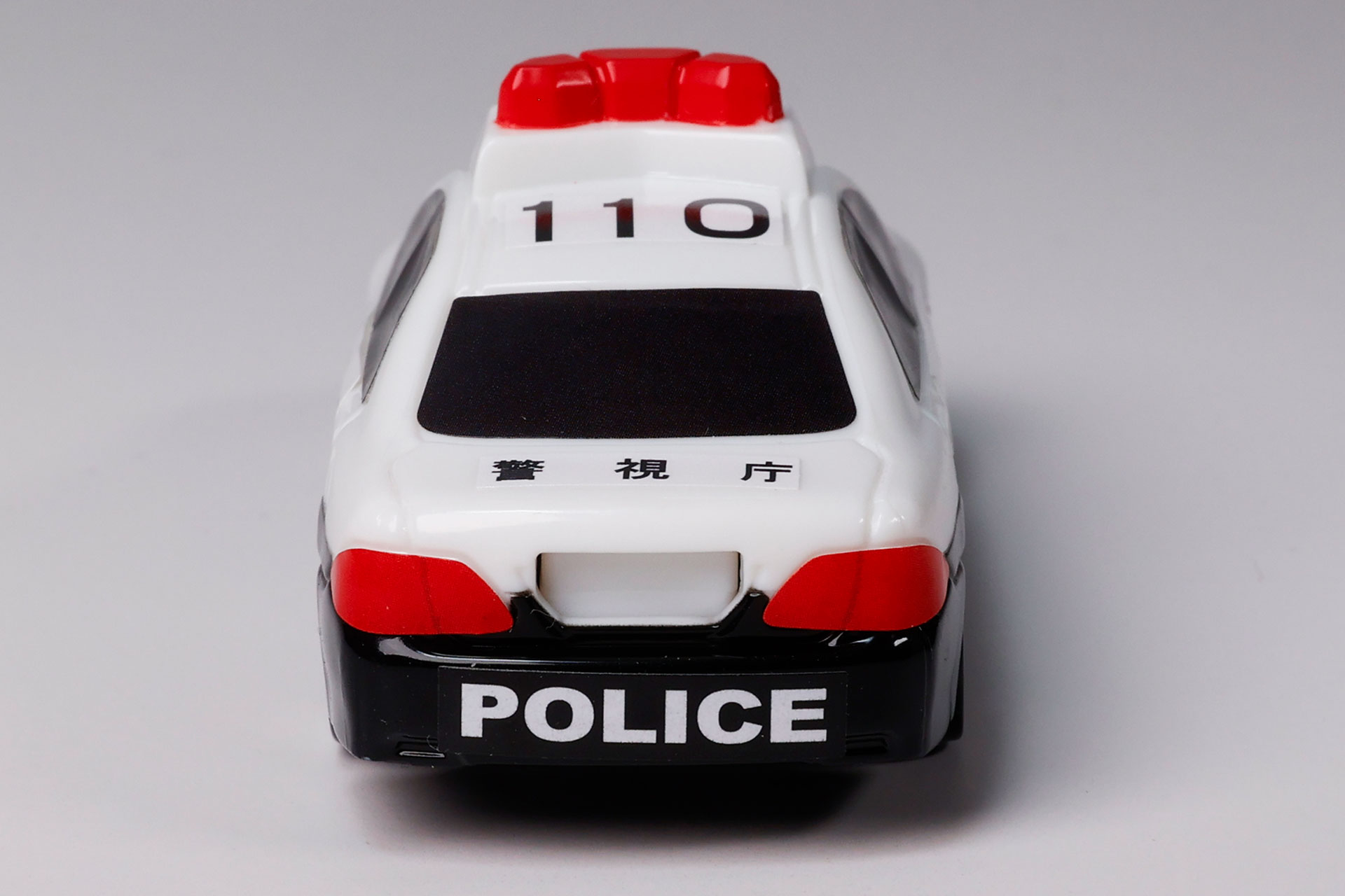 背面側には差し込み口が取り付けられている