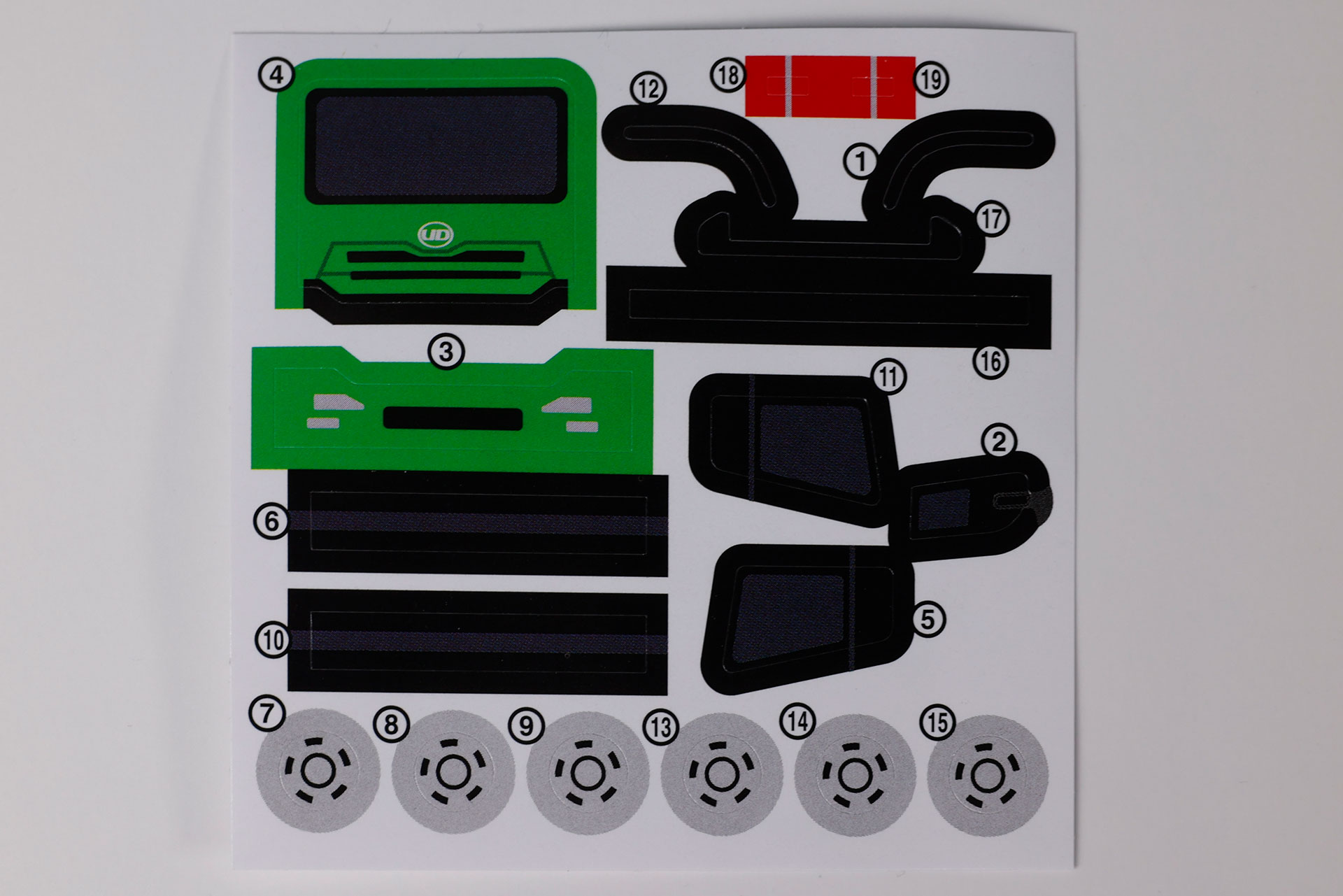 「UDトラックス クオン ミキサー車」の車両に貼るシールだ