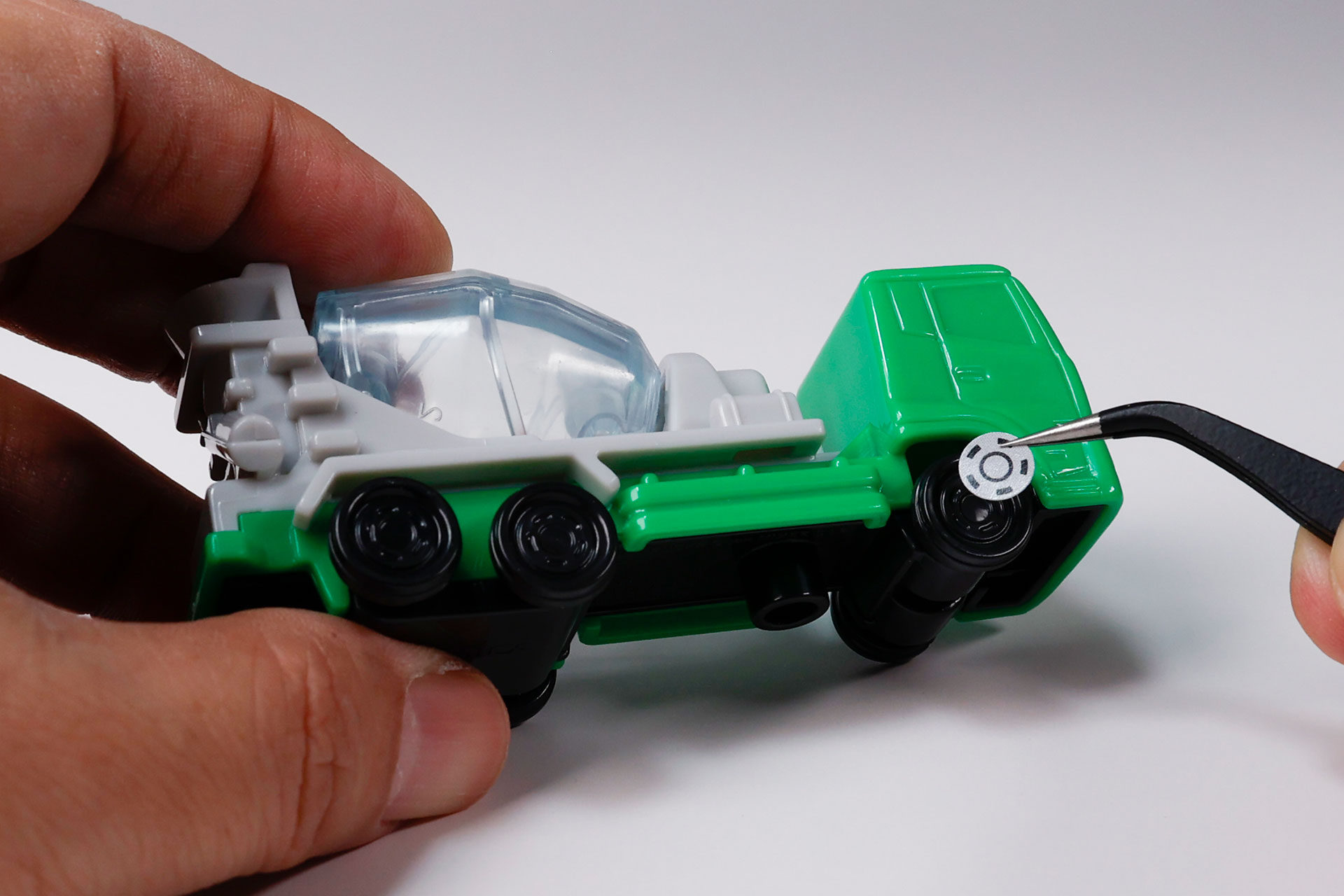 シールを貼るところも、ハッピーセットならではの楽しいところだ