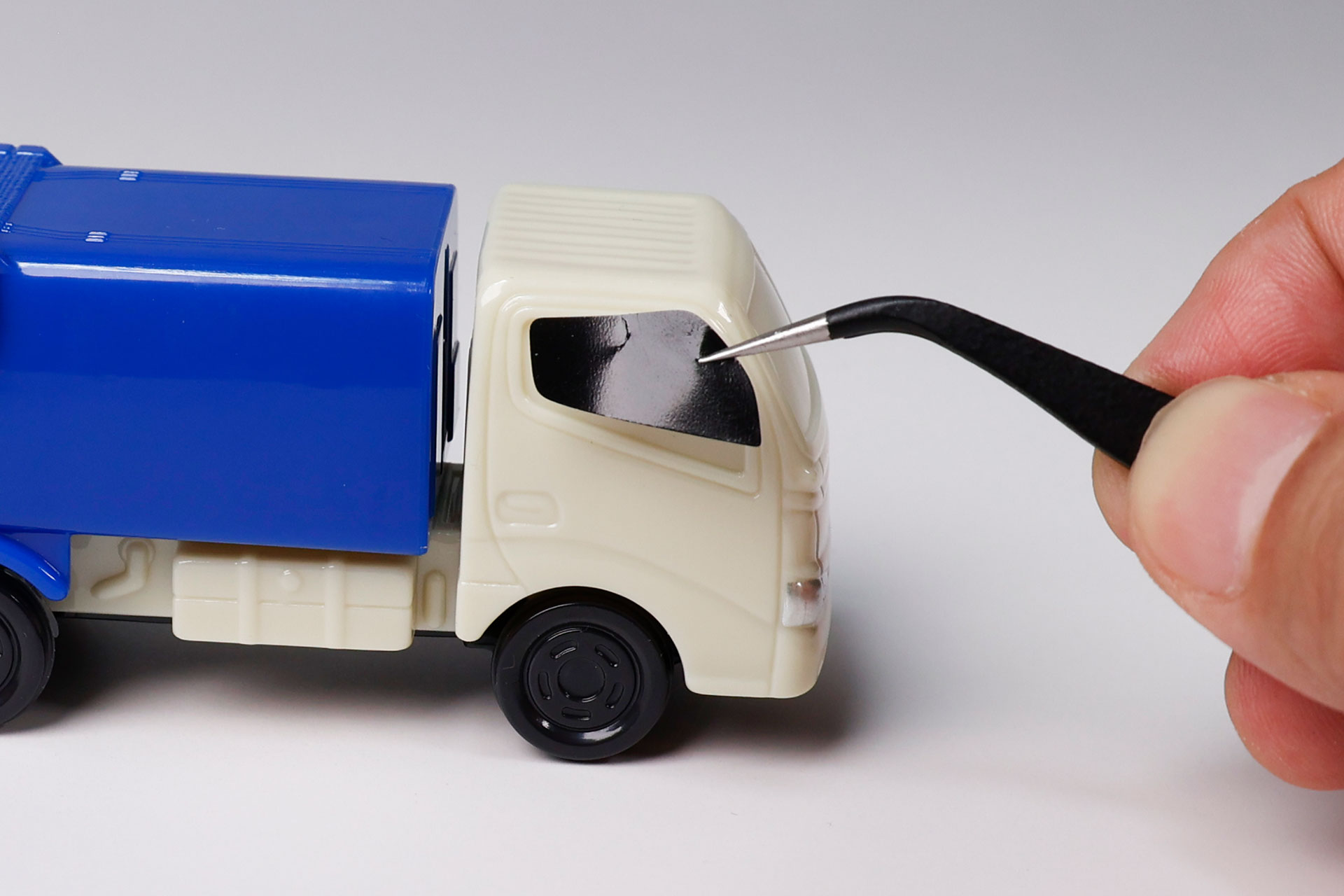 シール自体はそれほど点数は多くないので、サクッと貼っていこう