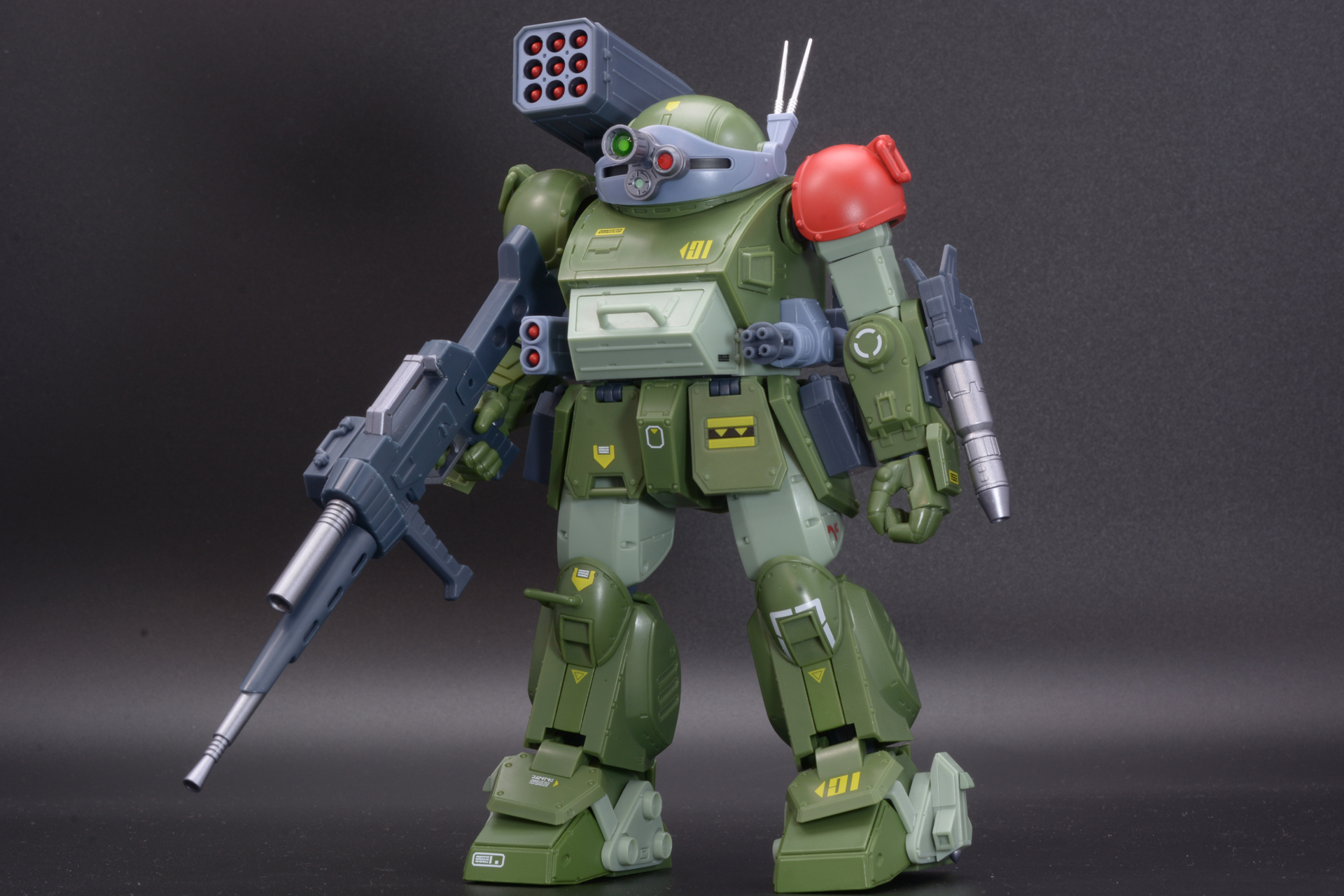 3月23日に発売された「HI-METAL R スコープドッグ レッドショルダーカスタム」。体中に武器を付けた重武装を再現。もちろんノーマル状態に組み換えることも可能だ