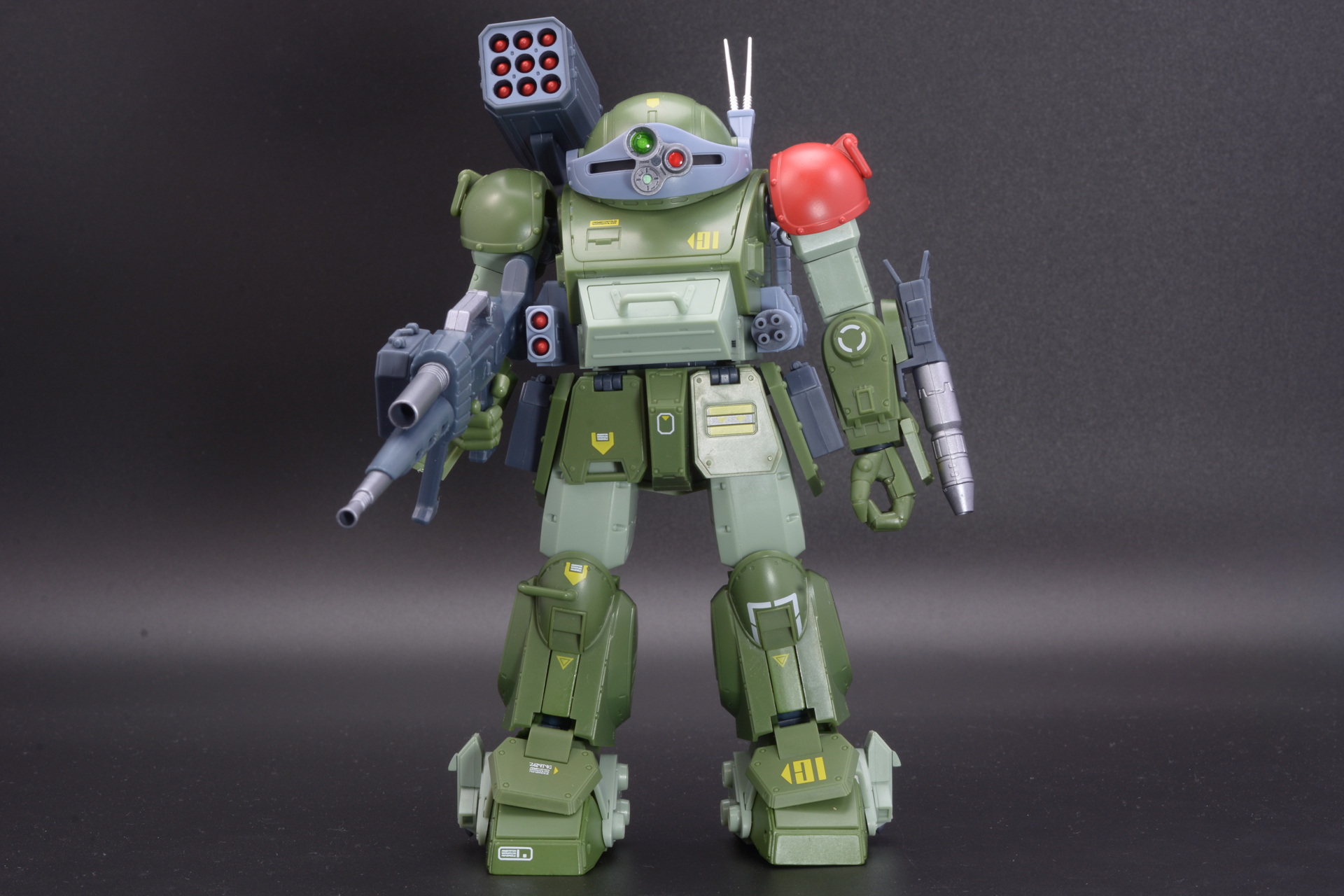 正面、側面、背面。体中に武器を装備したパワフルな姿だ。実は「ボトムズ」52話中、1話しか登場しない