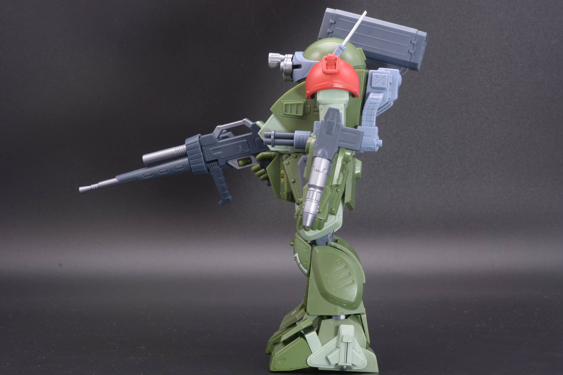 正面、側面、背面。体中に武器を装備したパワフルな姿だ。実は「ボトムズ」52話中、1話しか登場しない