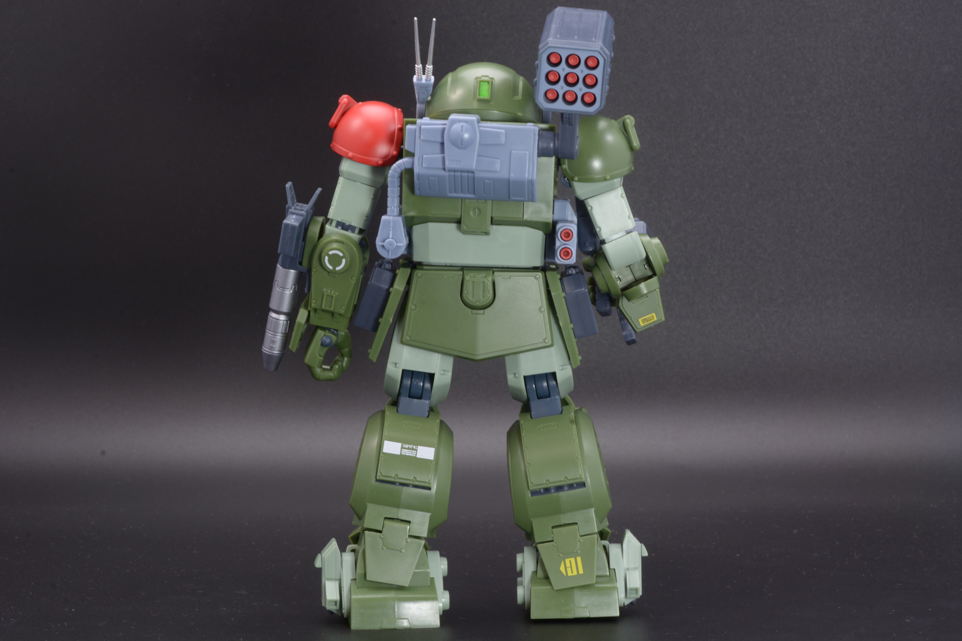 正面、側面、背面。体中に武器を装備したパワフルな姿だ。実は「ボトムズ」52話中、1話しか登場しない