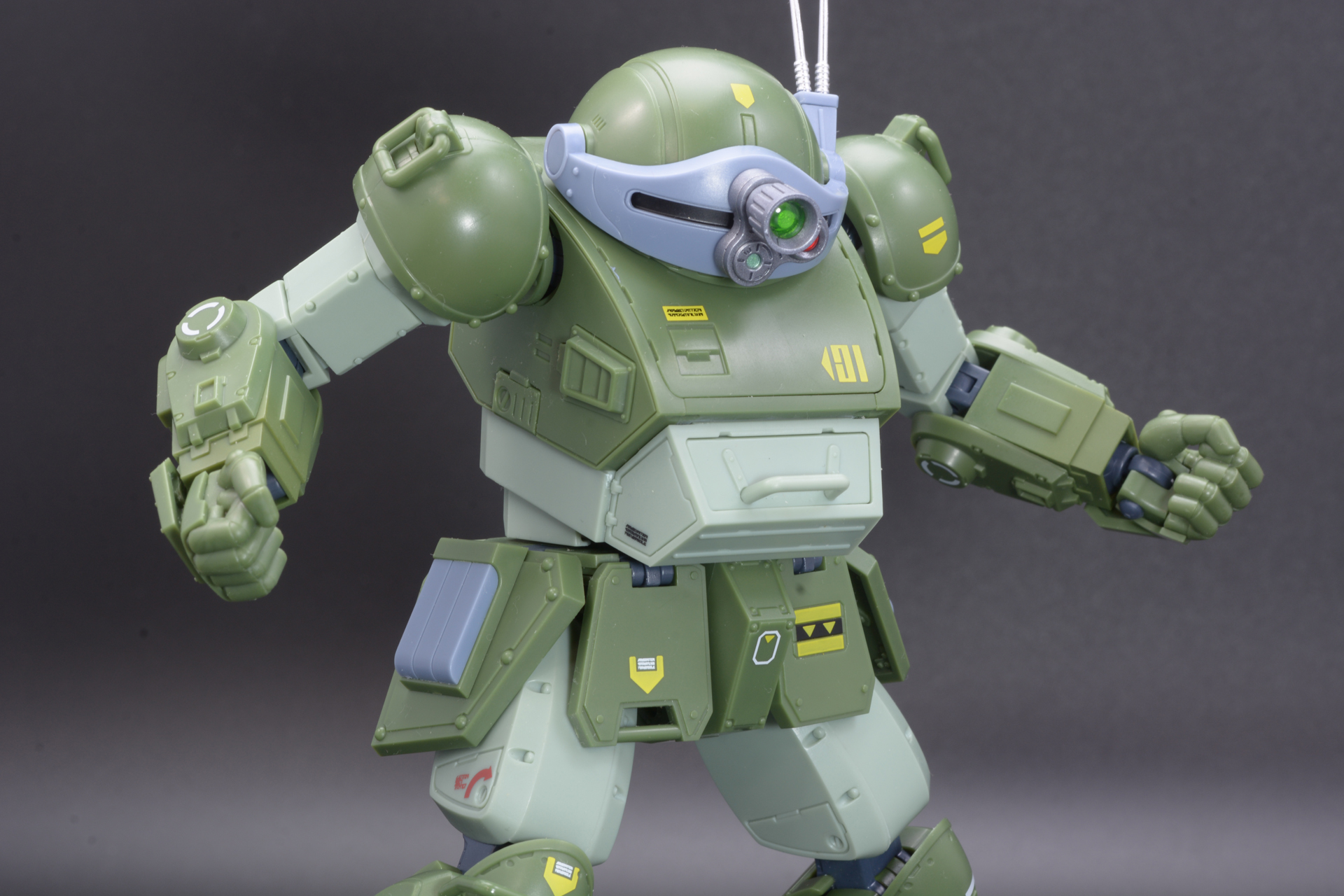 アニメに存在しない腰のオリジナル関節で、上半身が大きく動く