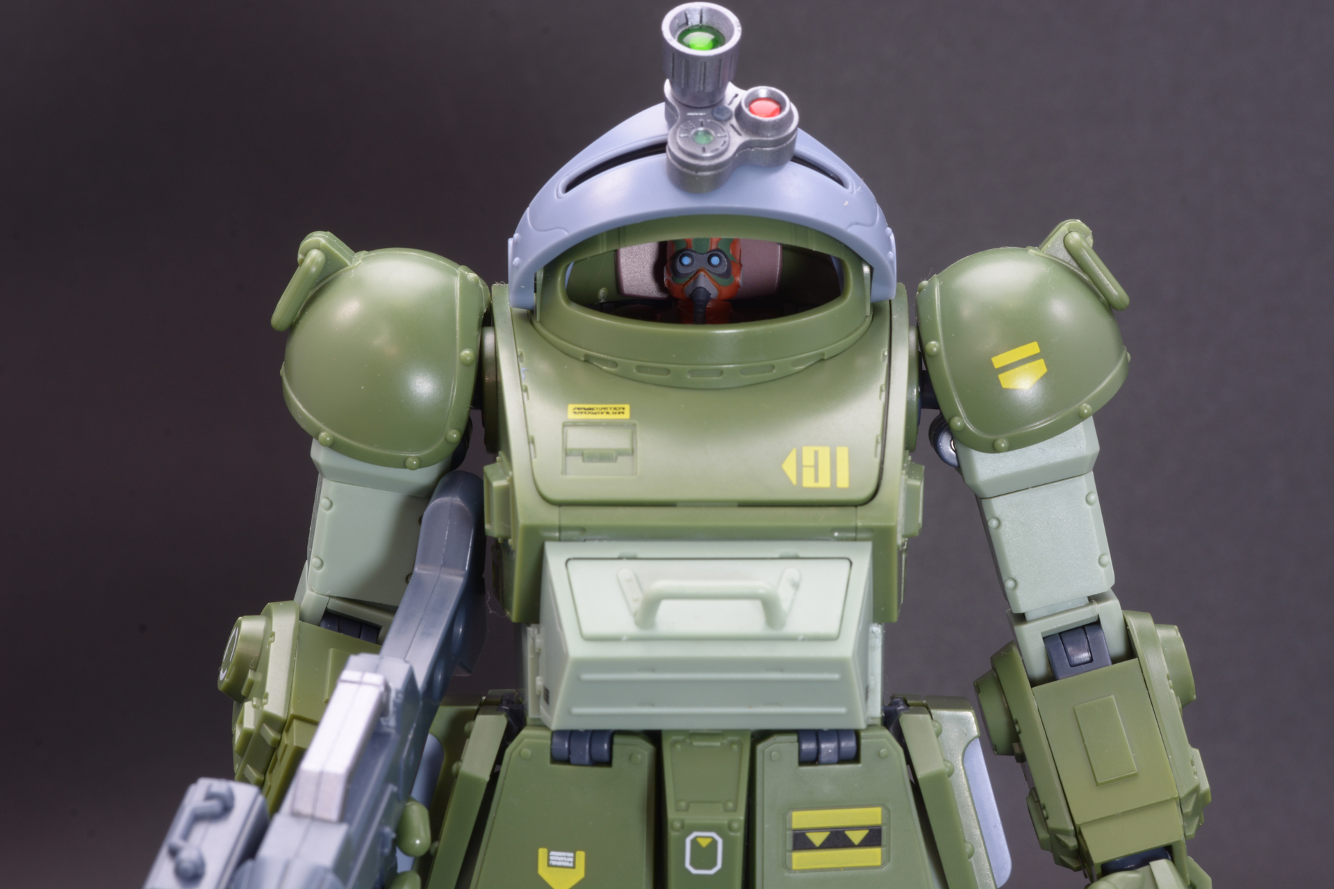 バイザーを跳ね上げ肉眼で外部を確認