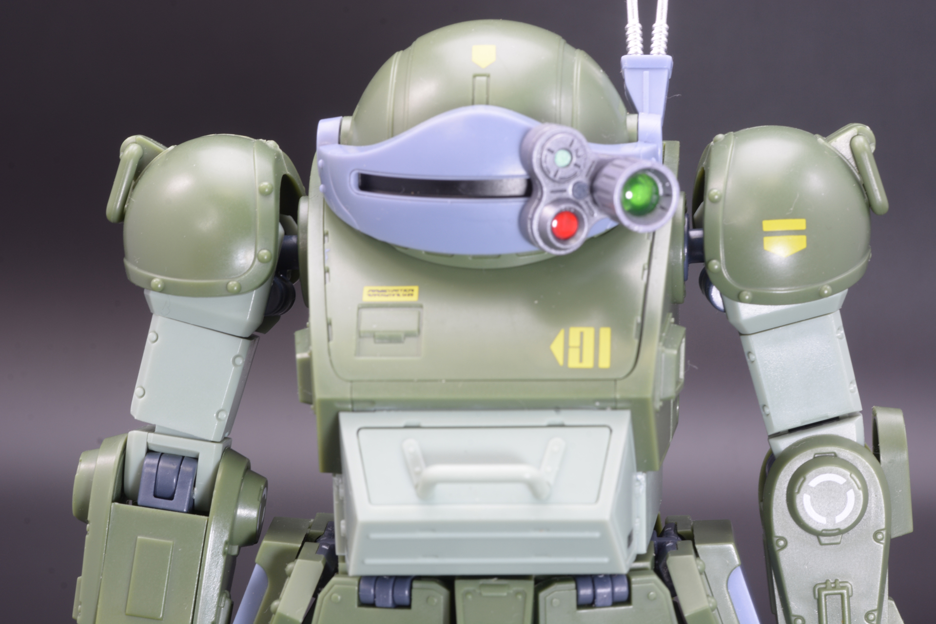 アニメのオープニングでも印象的なカメラ切り替えと基部の可動