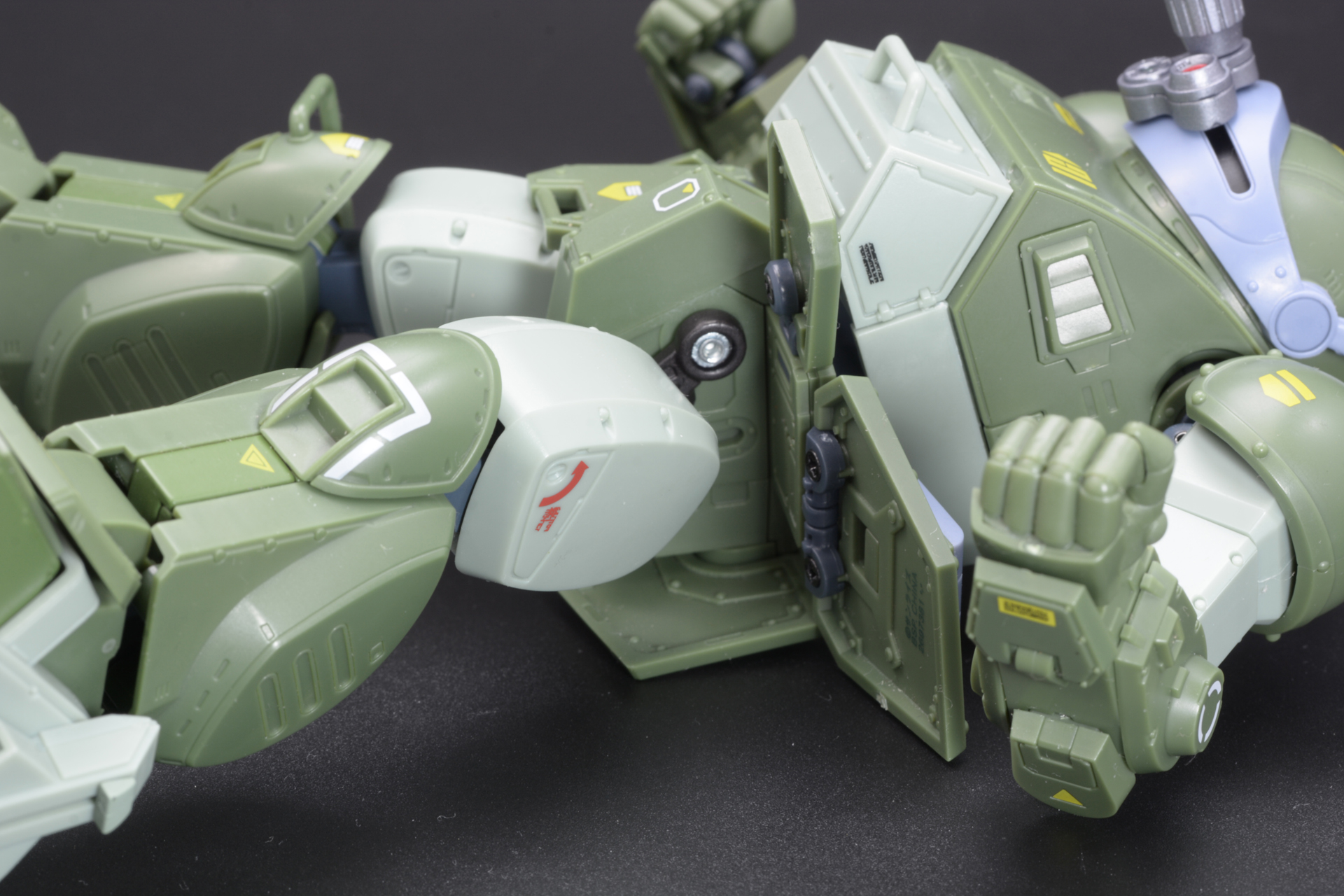 降着機構は脚部が大胆に変形する。パーツの耐久性が求められる機構だが、しっかり安定して楽しめるのは完成品フィギュアならでは