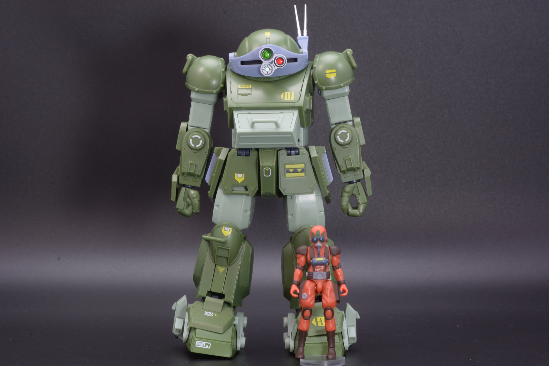 関節が仕込まれているため、機体と合わせて色々なポーズが楽しめる