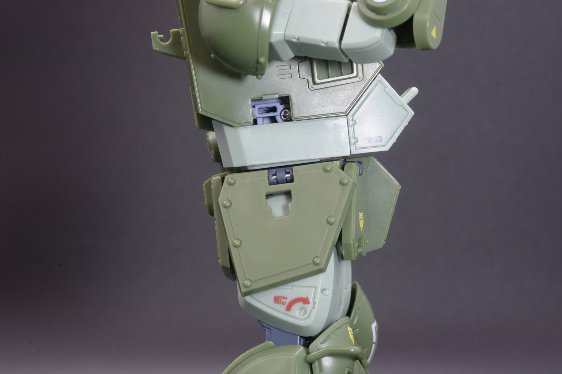 カバーや腰の弾倉を外すことで接続ポイントが現れる