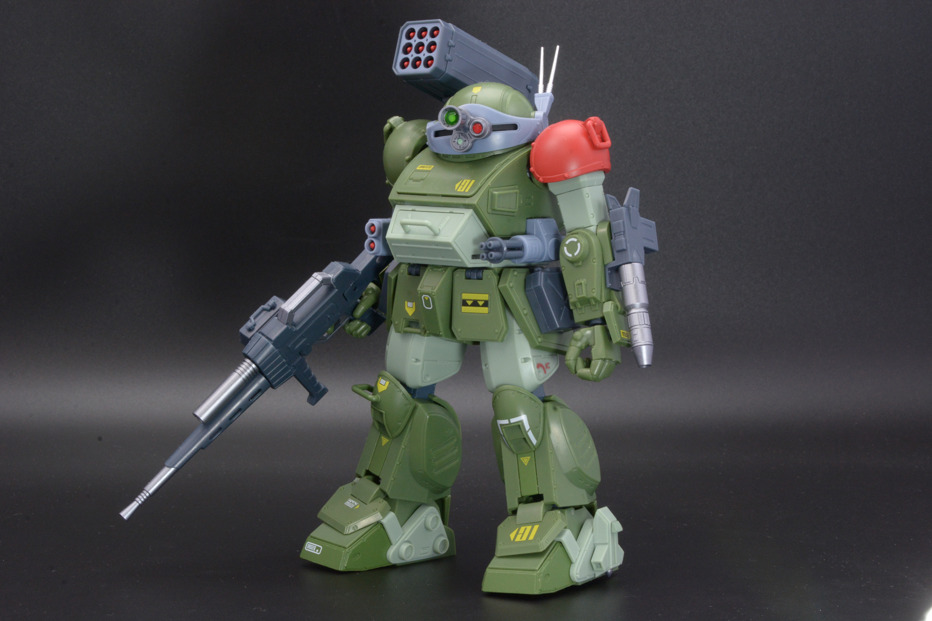 全身に武器を装備した、レッドショルダーカスタム