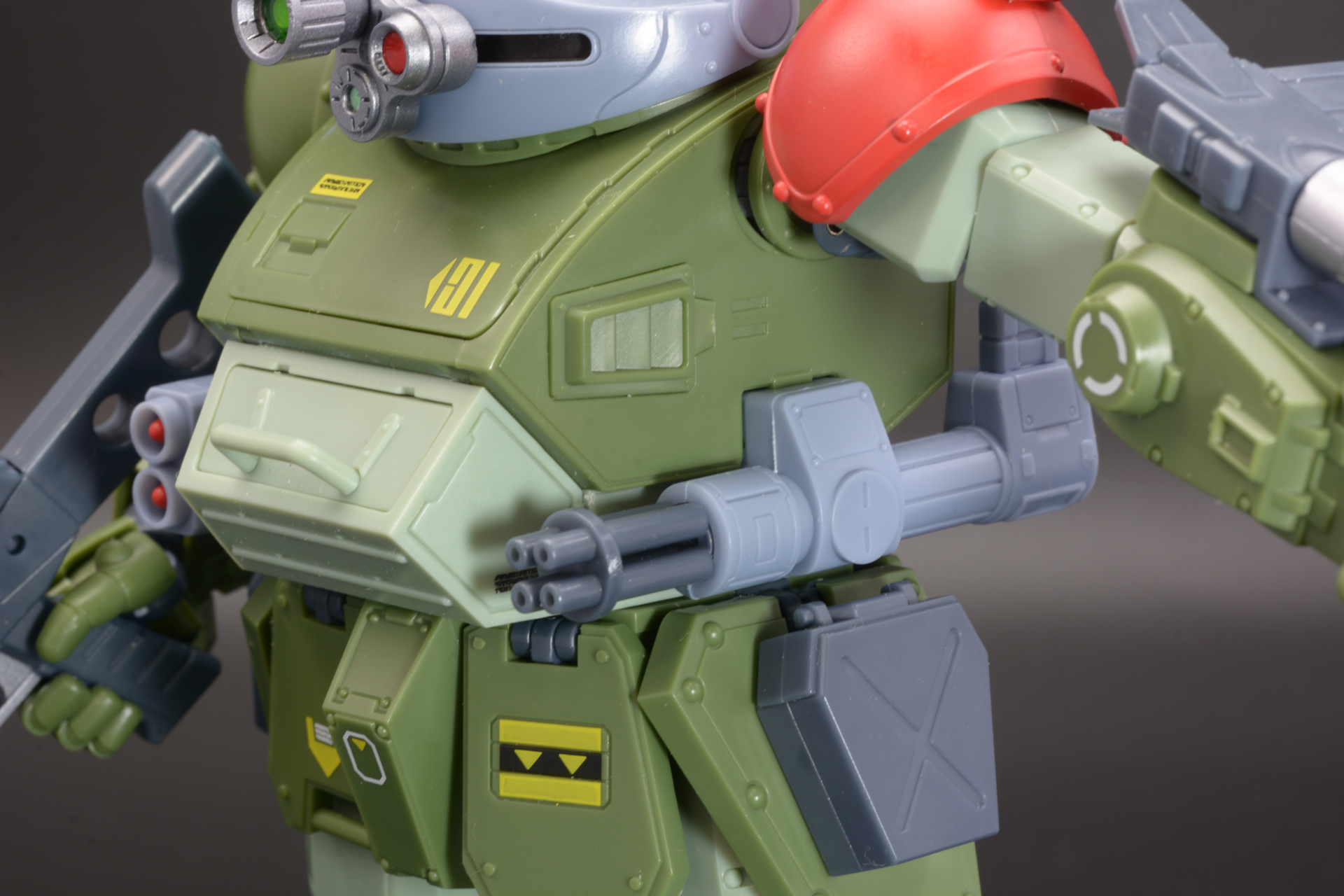 「サイドガトリングガン」。腰にはマシンガンの予備弾倉が装着されている