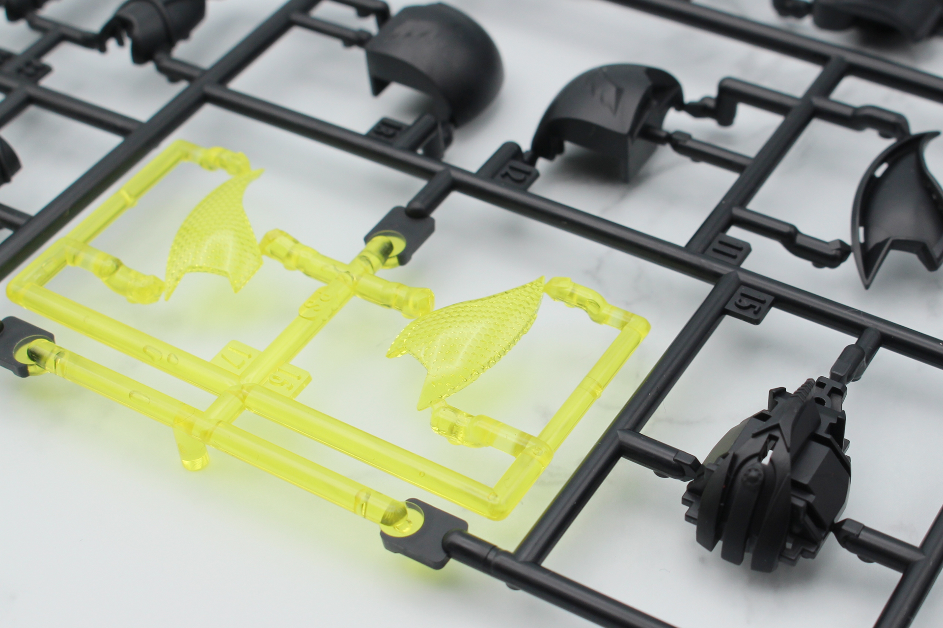 パーツごとに違った質感で成形されている