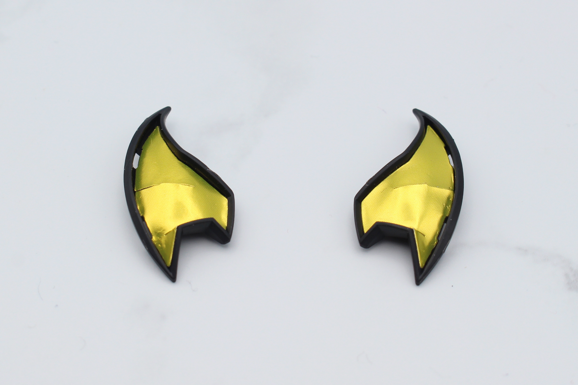 オムニレンズ（眼）の組み立て。内側にシールを貼って顔のパーツに取り付ける