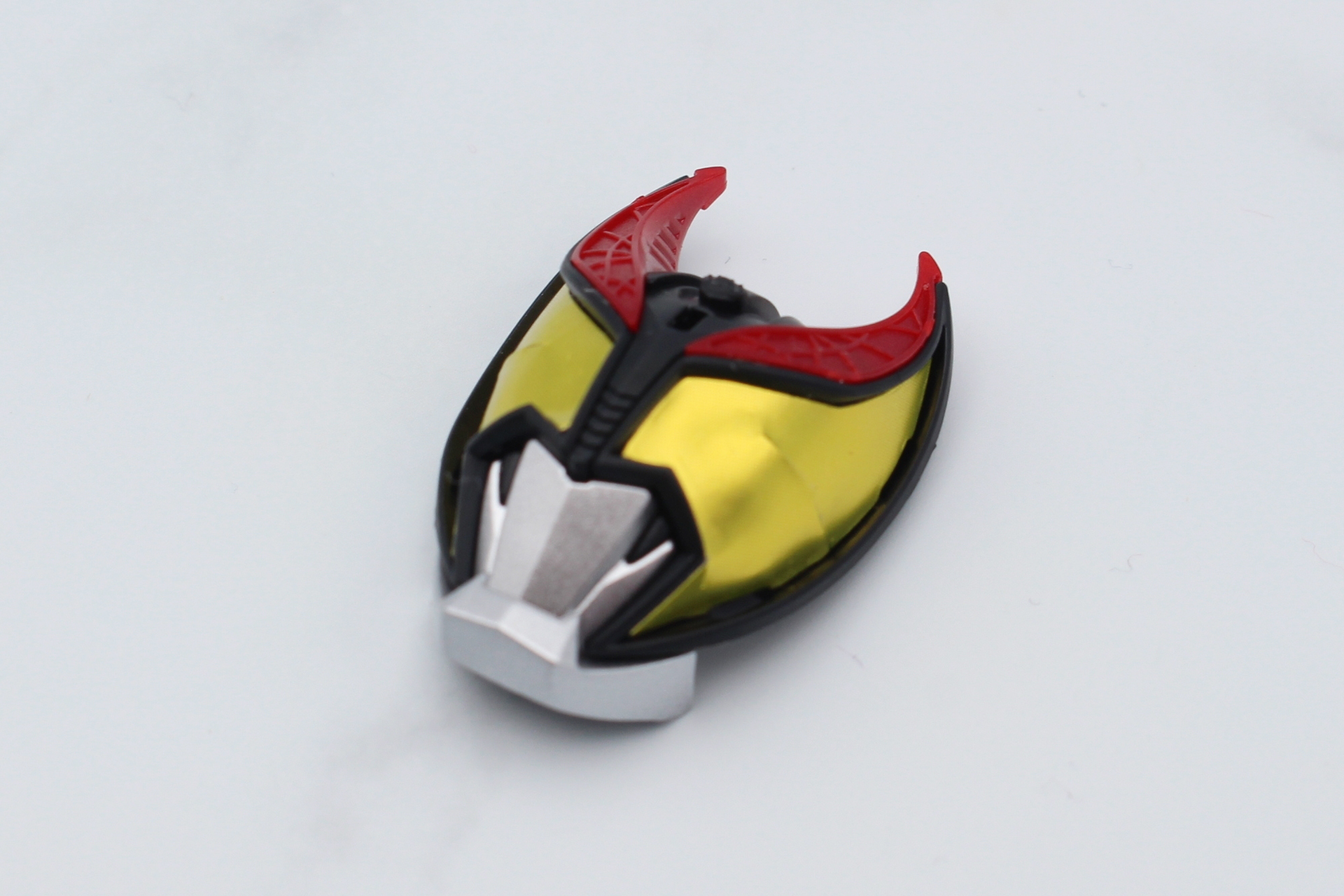 オムニレンズ（眼）の組み立て。内側にシールを貼って顔のパーツに取り付ける