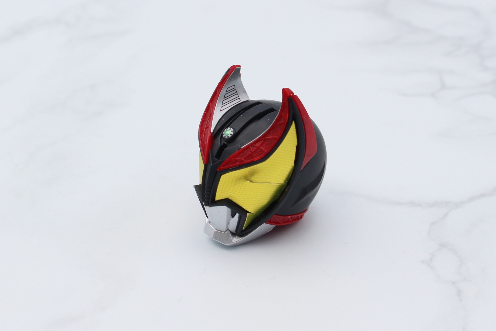 クーラントシルヴァ（クラウンソナーの内側の部分）と額の魔皇石にシールを貼る