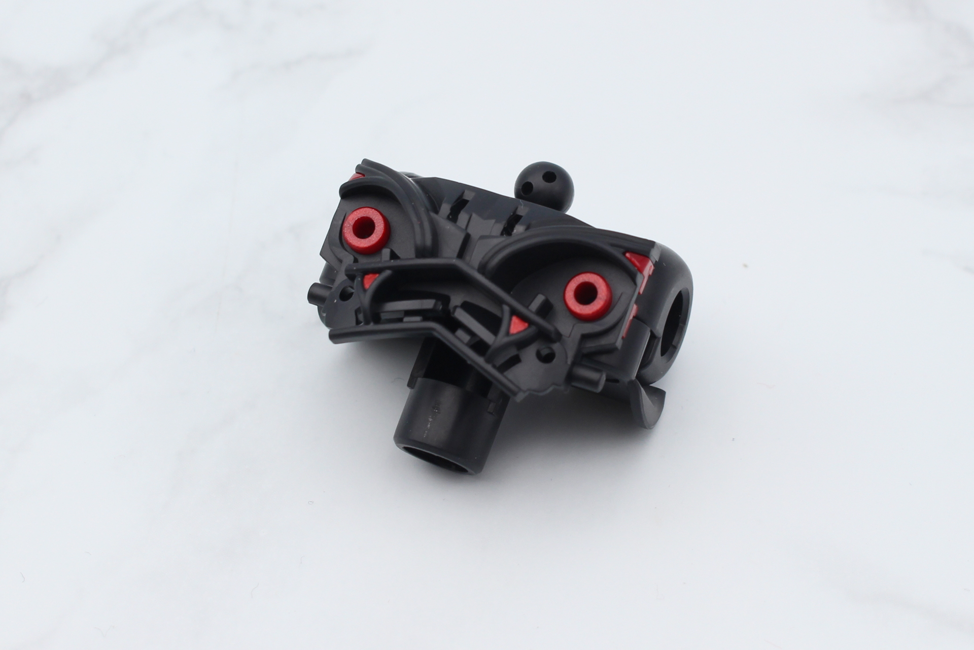 胸部の組み立て。スイング可動する肩関節と胸部を組み立てる