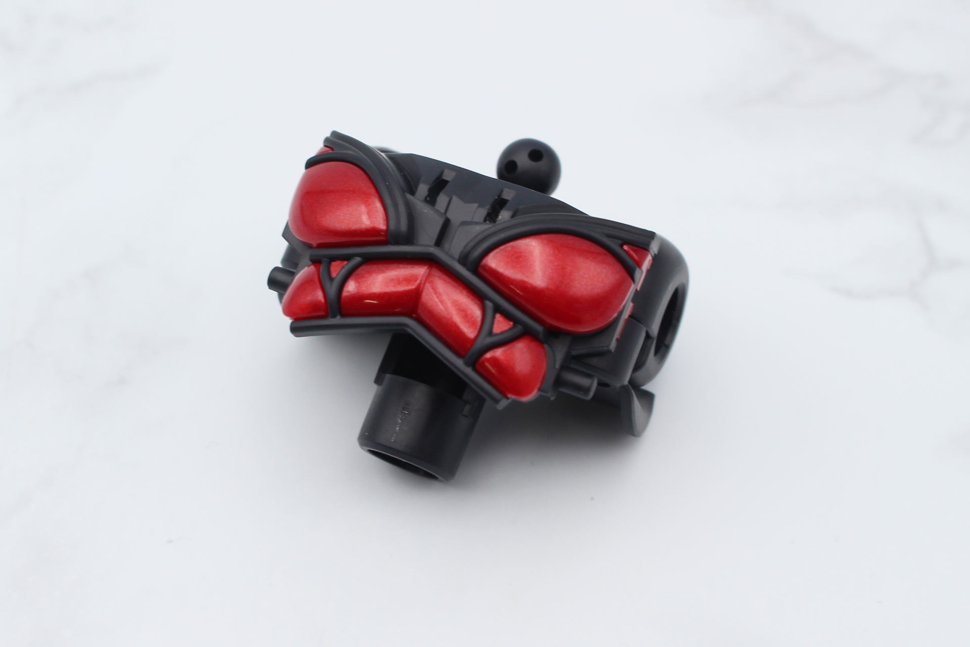 ブラッディラング（胸の鎧）のモールドのパーツをはめ込む