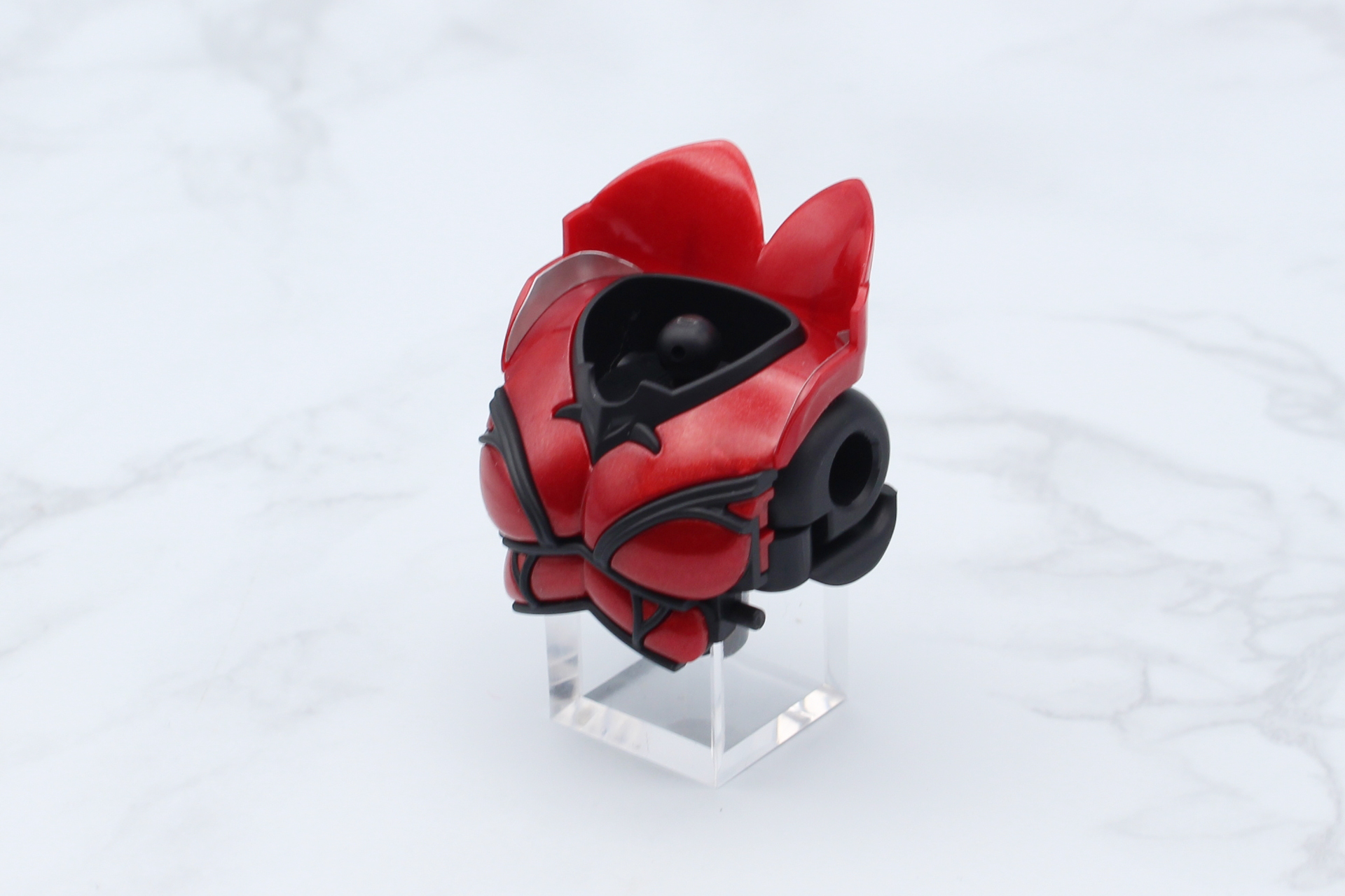 ダークネス・チョーカー（首元の飾り）とブラッディラング上面のパーツを取り付ける