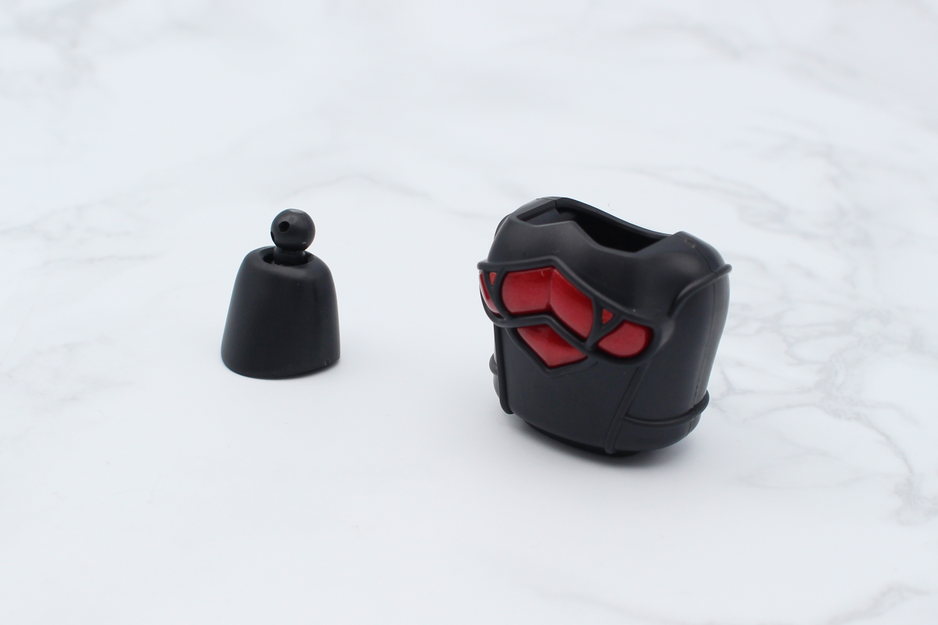 首関節（左）と腹部（右）を組み立てる