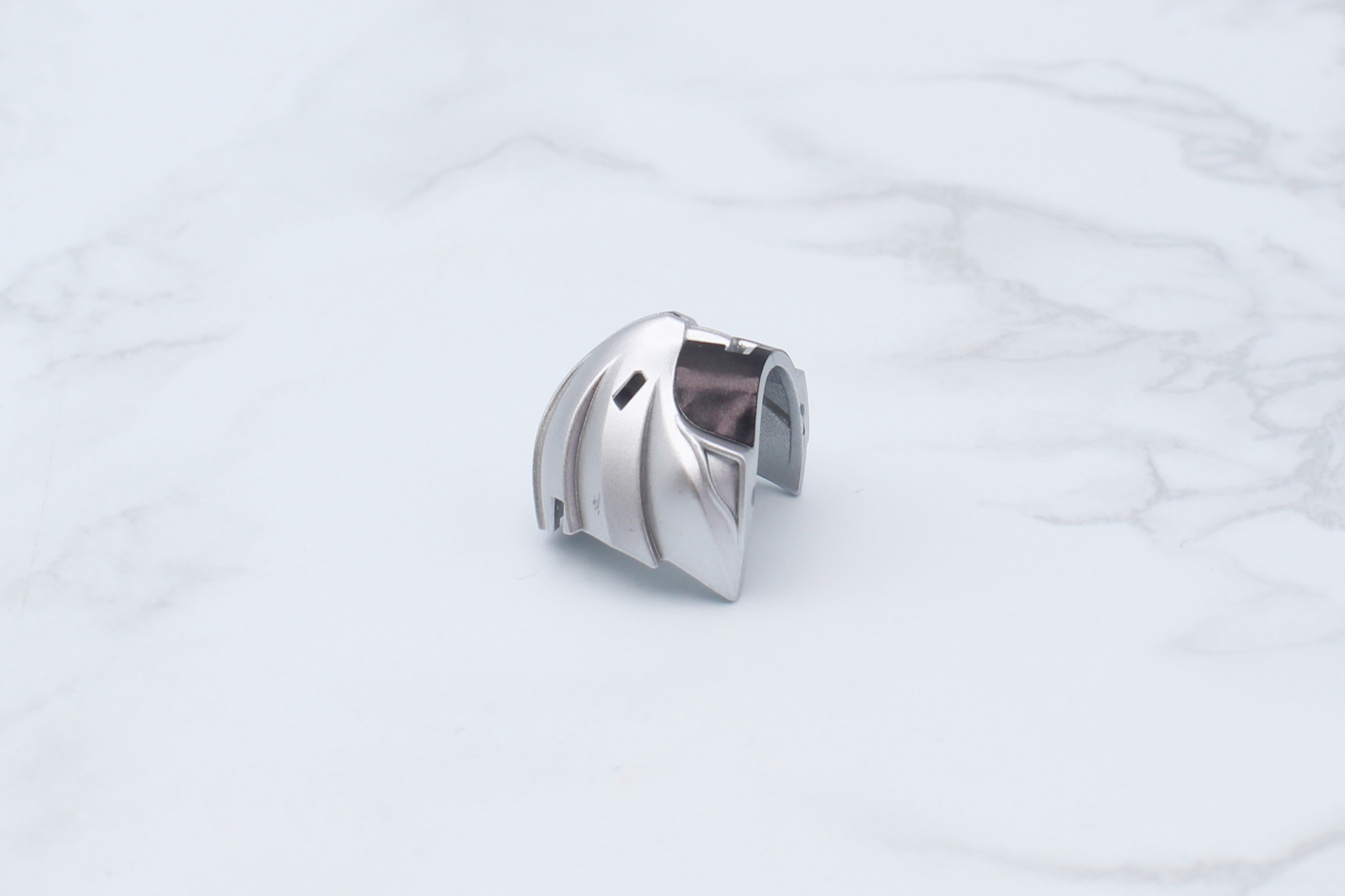 肩のプテラ・プレートの組み立て。黒い部分はシールだ