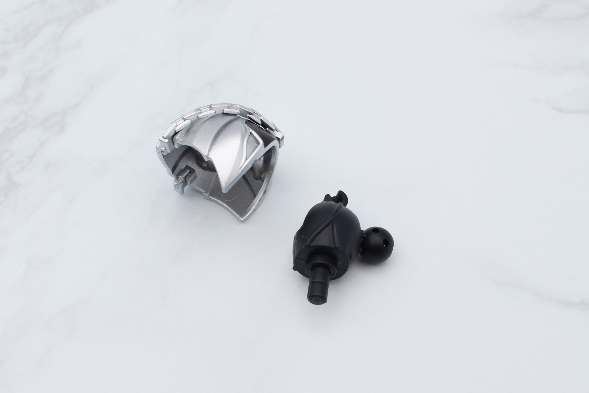 組み立てた肩関節をプテラ・プレートに取り付ける