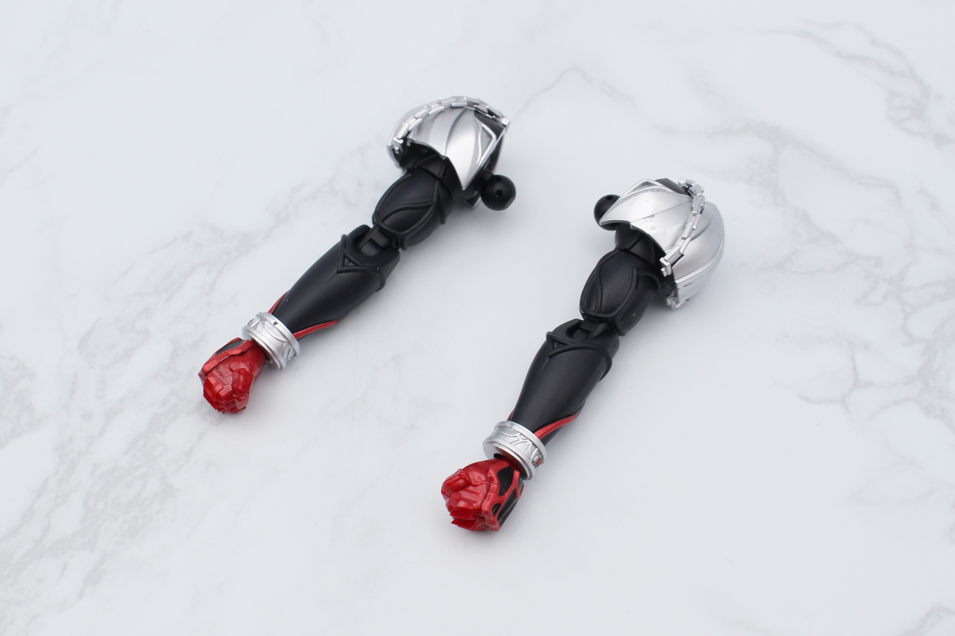 肩、腕、手首を取り付けて腕が完成。右腕も同じように組み立てる