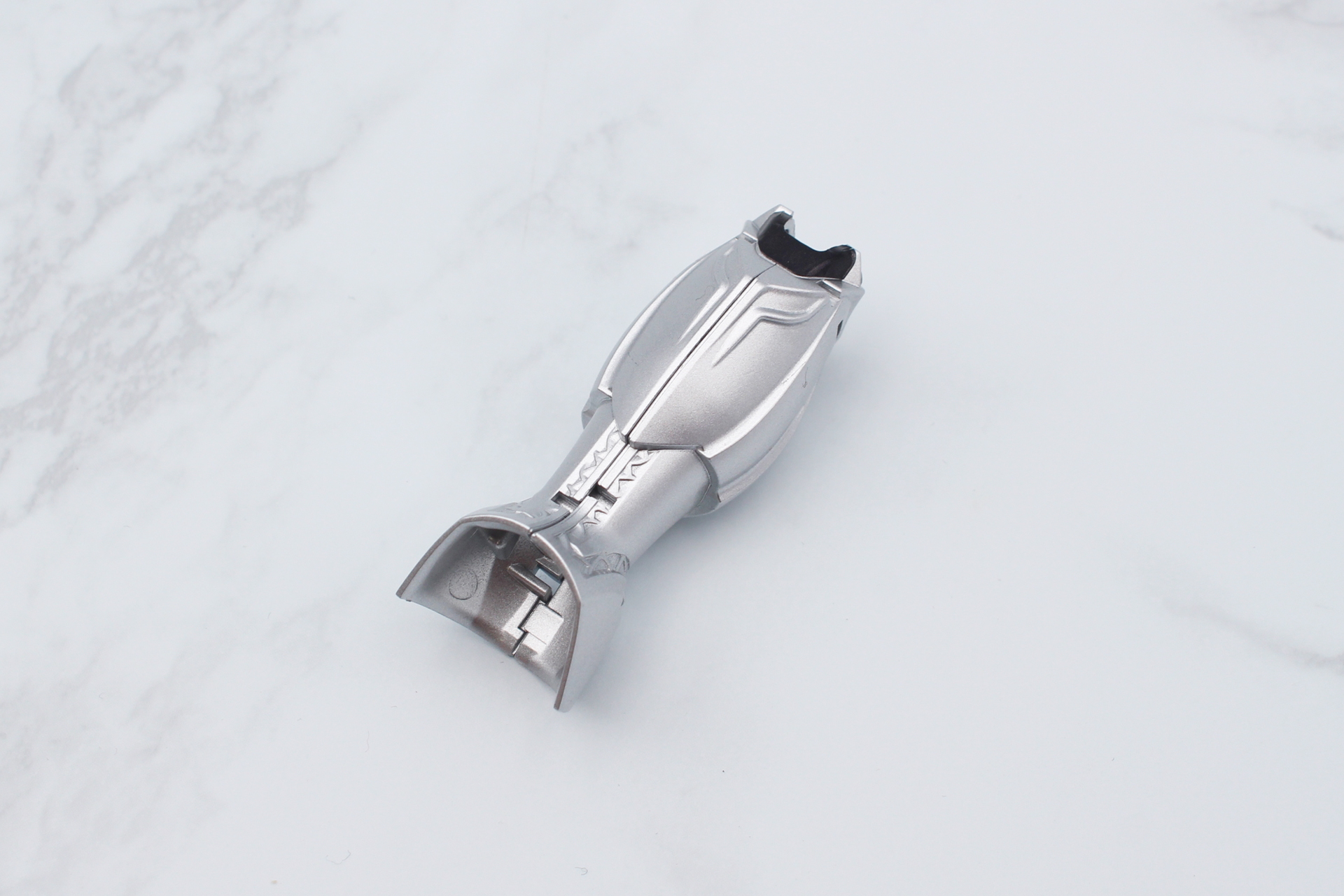 ヘルズゲート（右脛）を組み立て。上部にはシールを貼っている