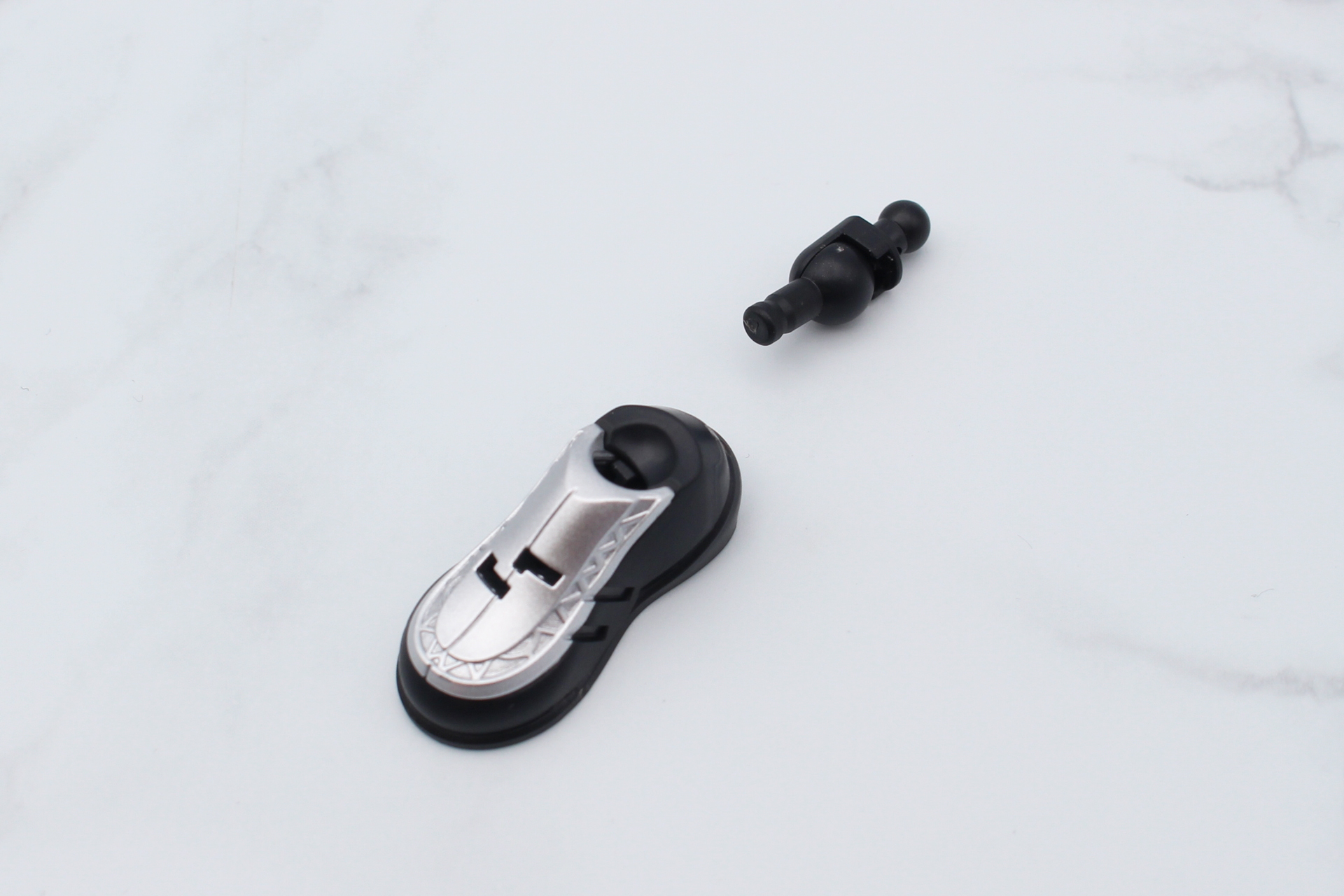 足首の組み立て。こちらにもカテナのパーツがある