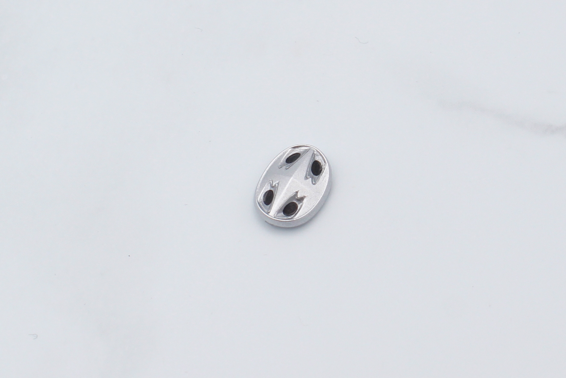 膝パーツにシールを貼る。黒いドットがシールで、かなり小さいので扱いに注意