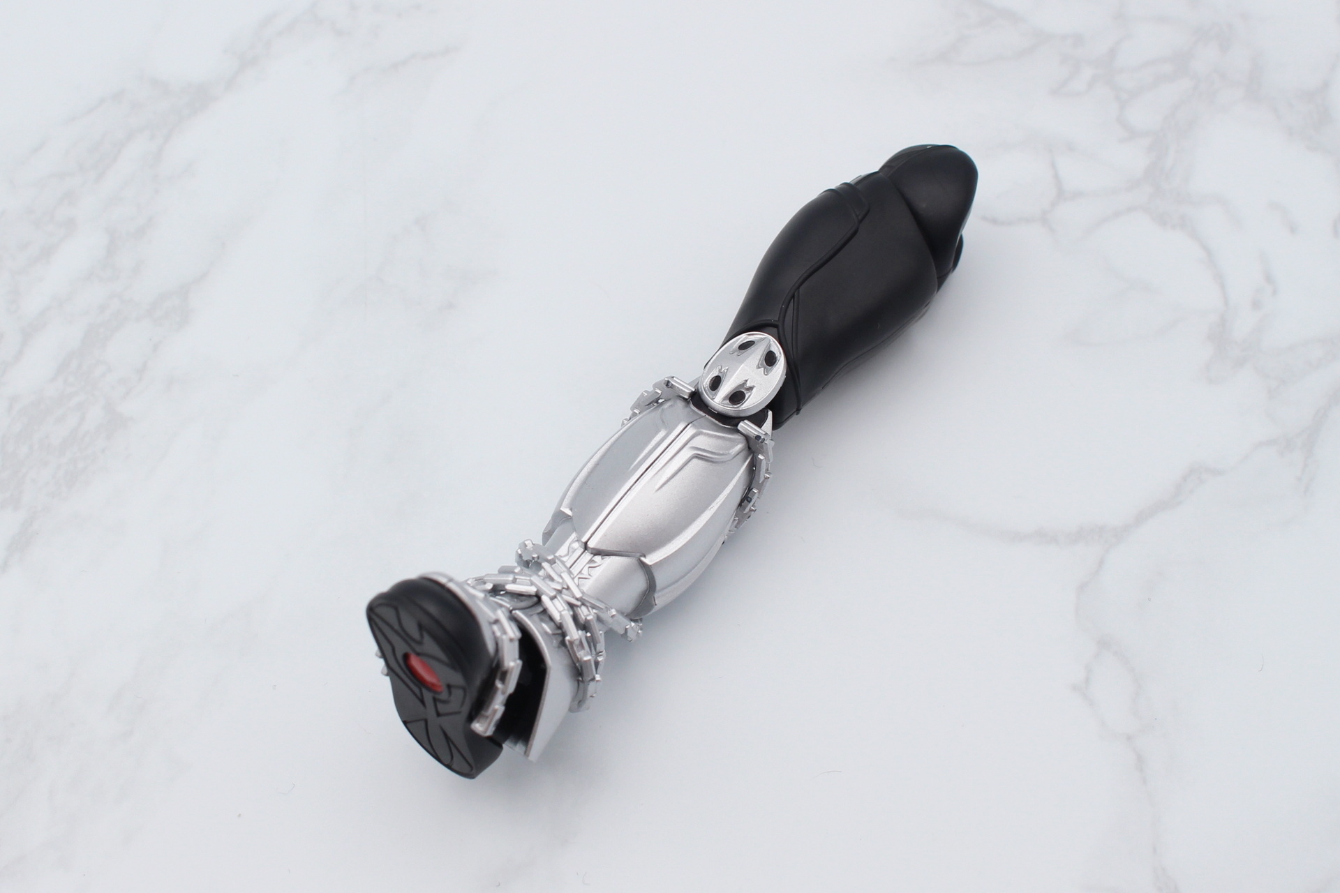 それぞれを組み付けて右脚が完成。足裏の赤い部分もシールだ