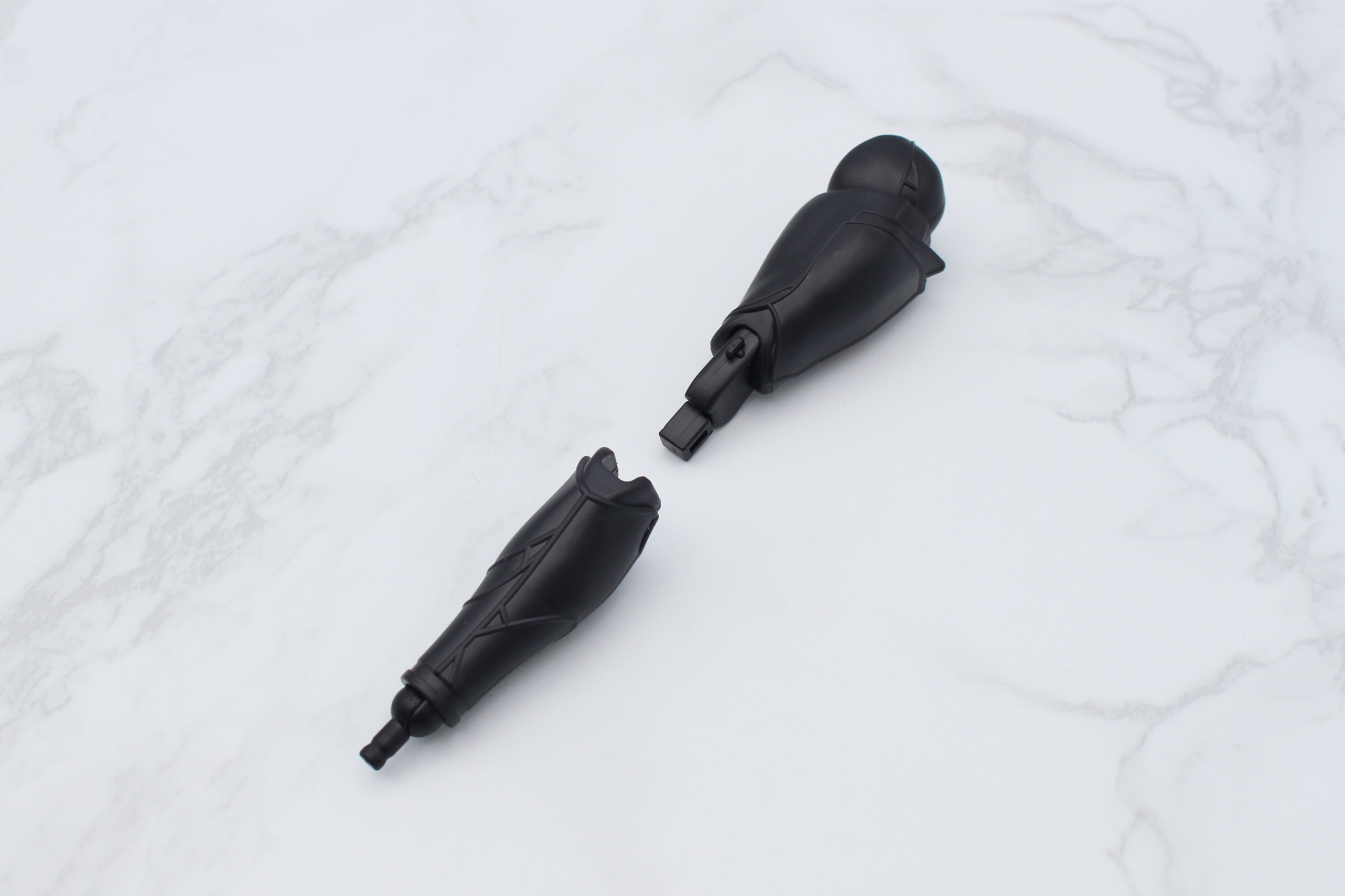 左脚も同様に組み立てる。バランサー・アンクレット（足首の飾り）は両側にシールを貼る