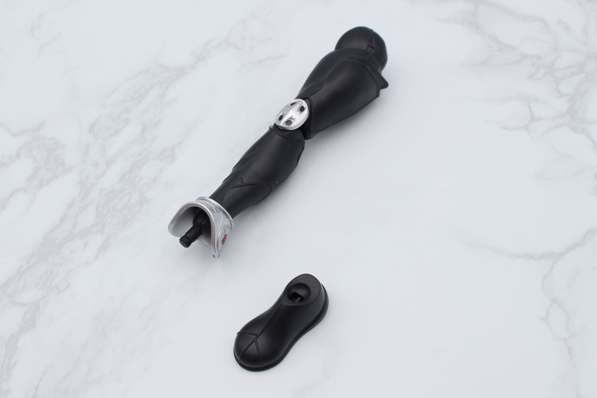 左脚も同様に組み立てる。バランサー・アンクレット（足首の飾り）は両側にシールを貼る