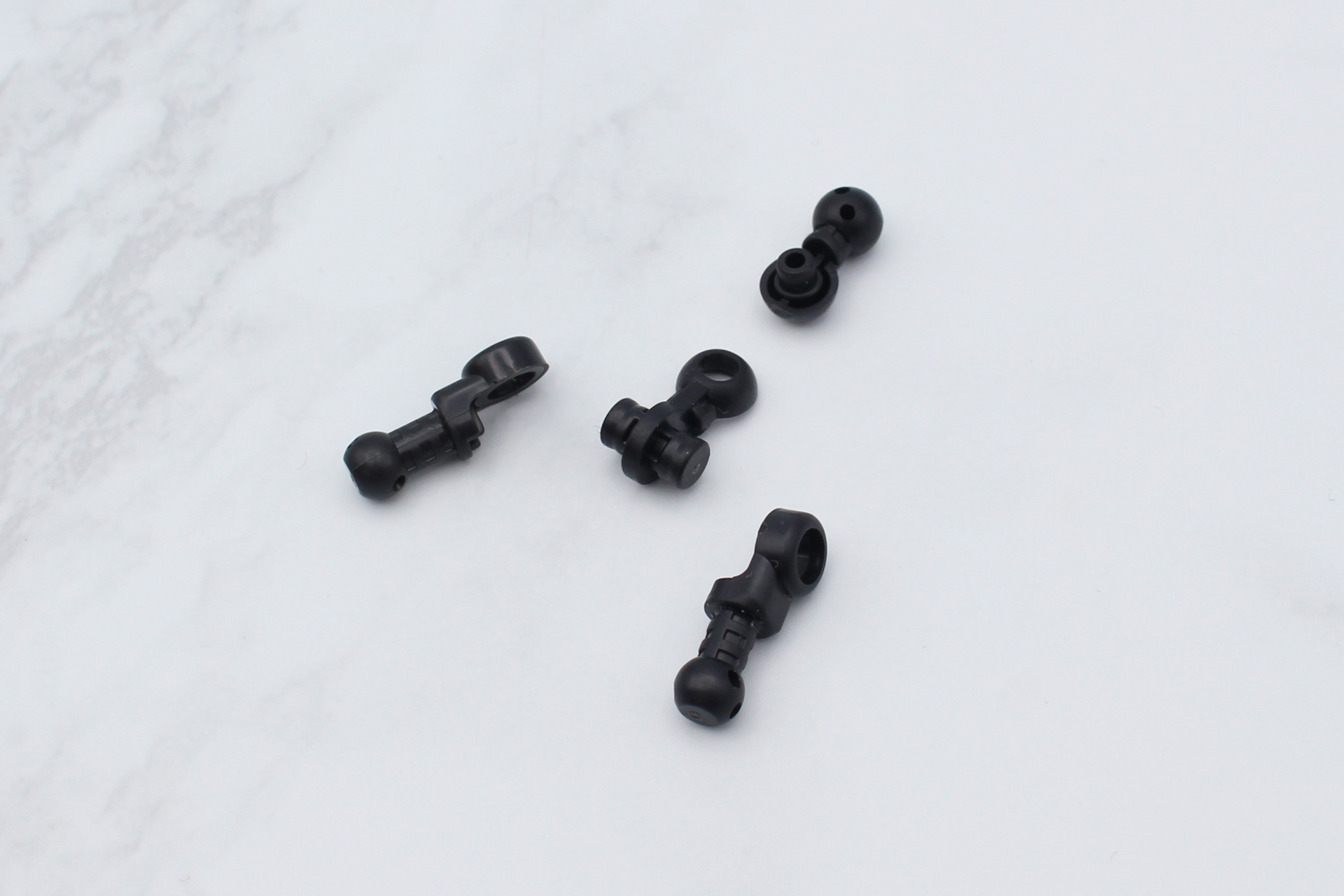 股関節の組み立て。腰と両脚が接続される関節で4パーツで構成