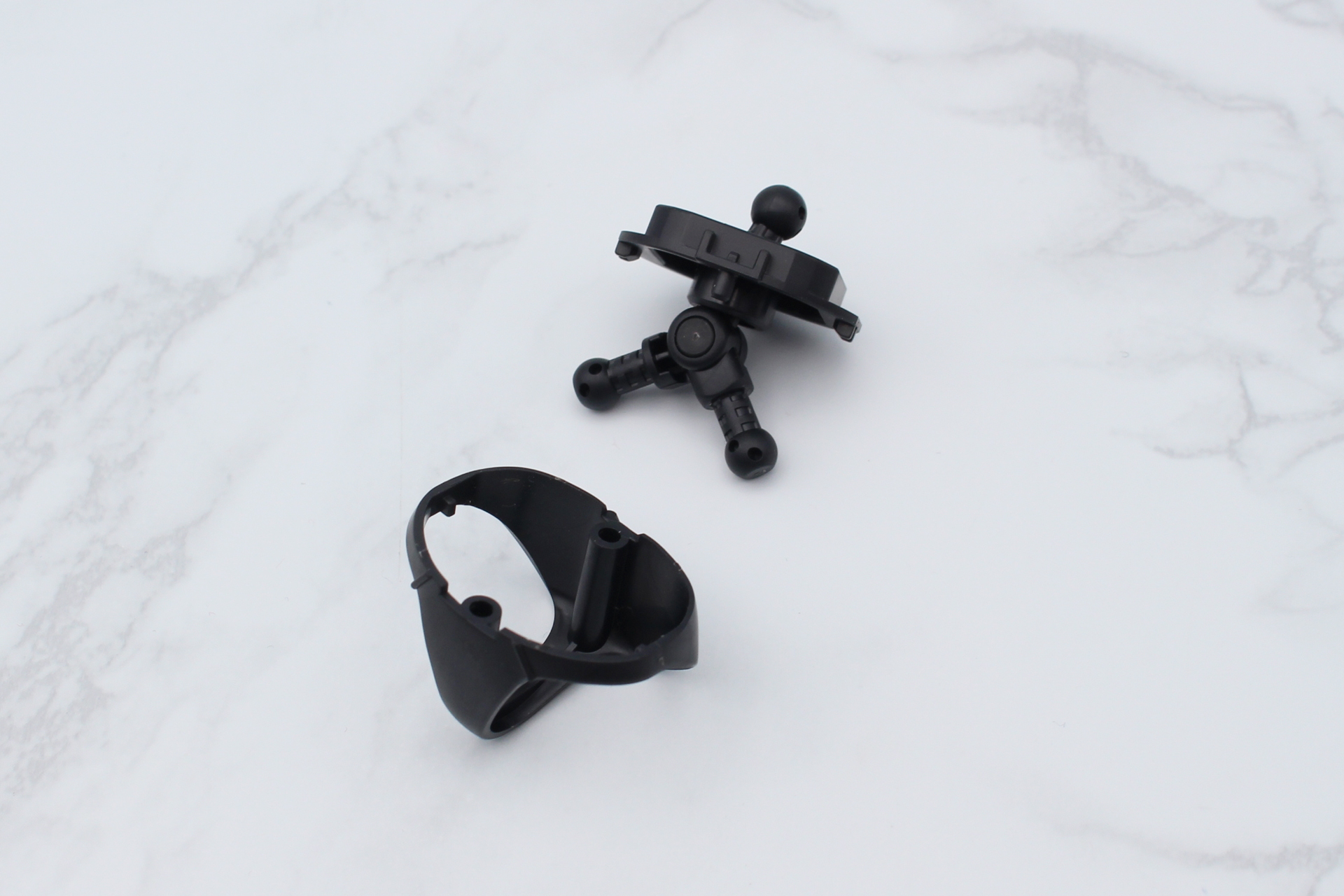 組み立てた股関節を腰のパーツに取り付ける