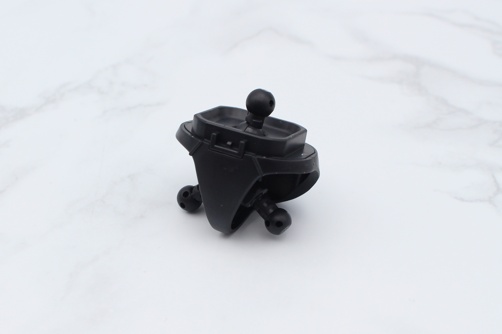 組み立てた股関節を腰のパーツに取り付ける