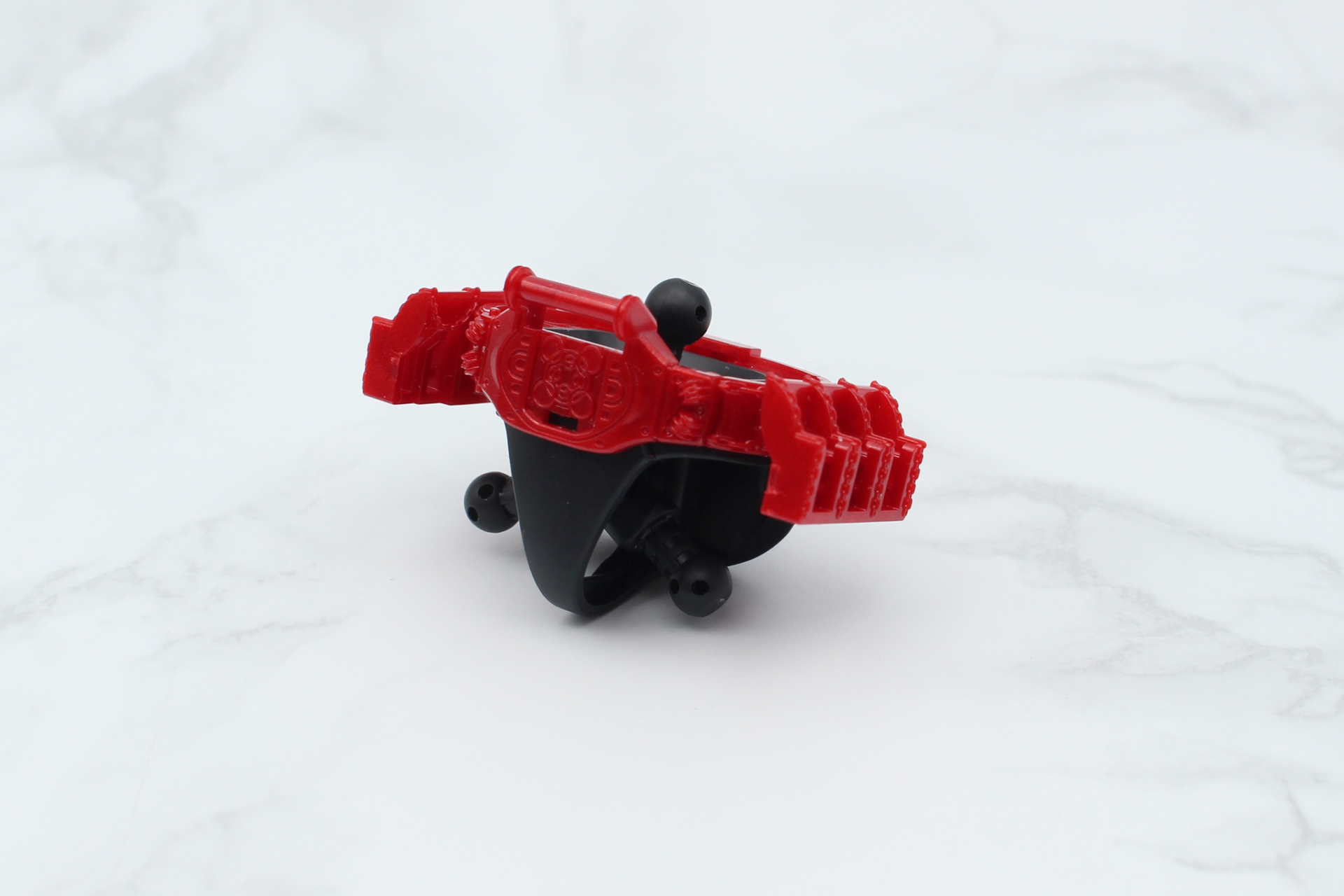 キバットベルトのキバックル（ベルト）とフエッスロット（フエッスルのホルダー）を取り付け