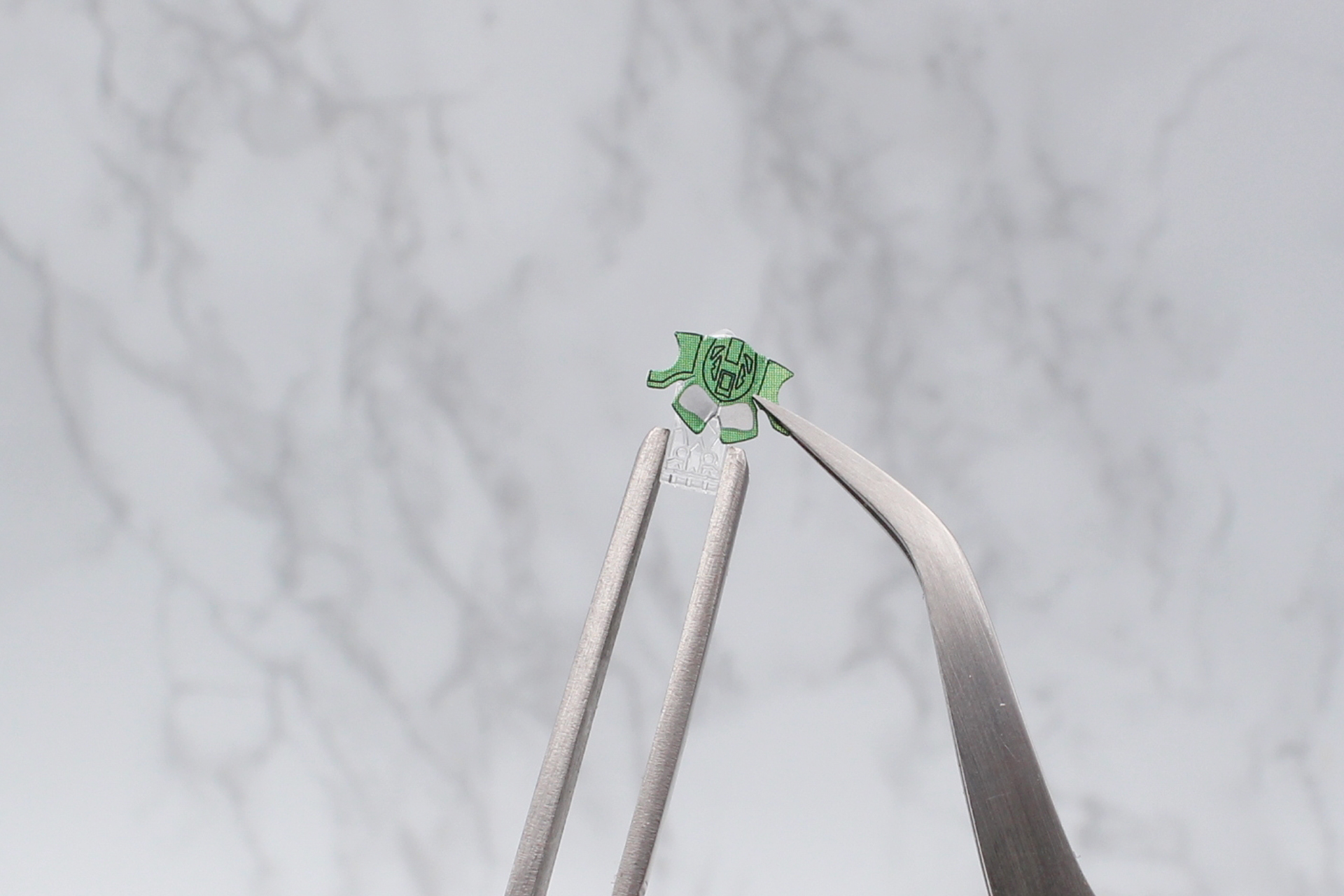 フエッスルを組み立てる。綺麗に仕上げるなら、ピンセットは必須