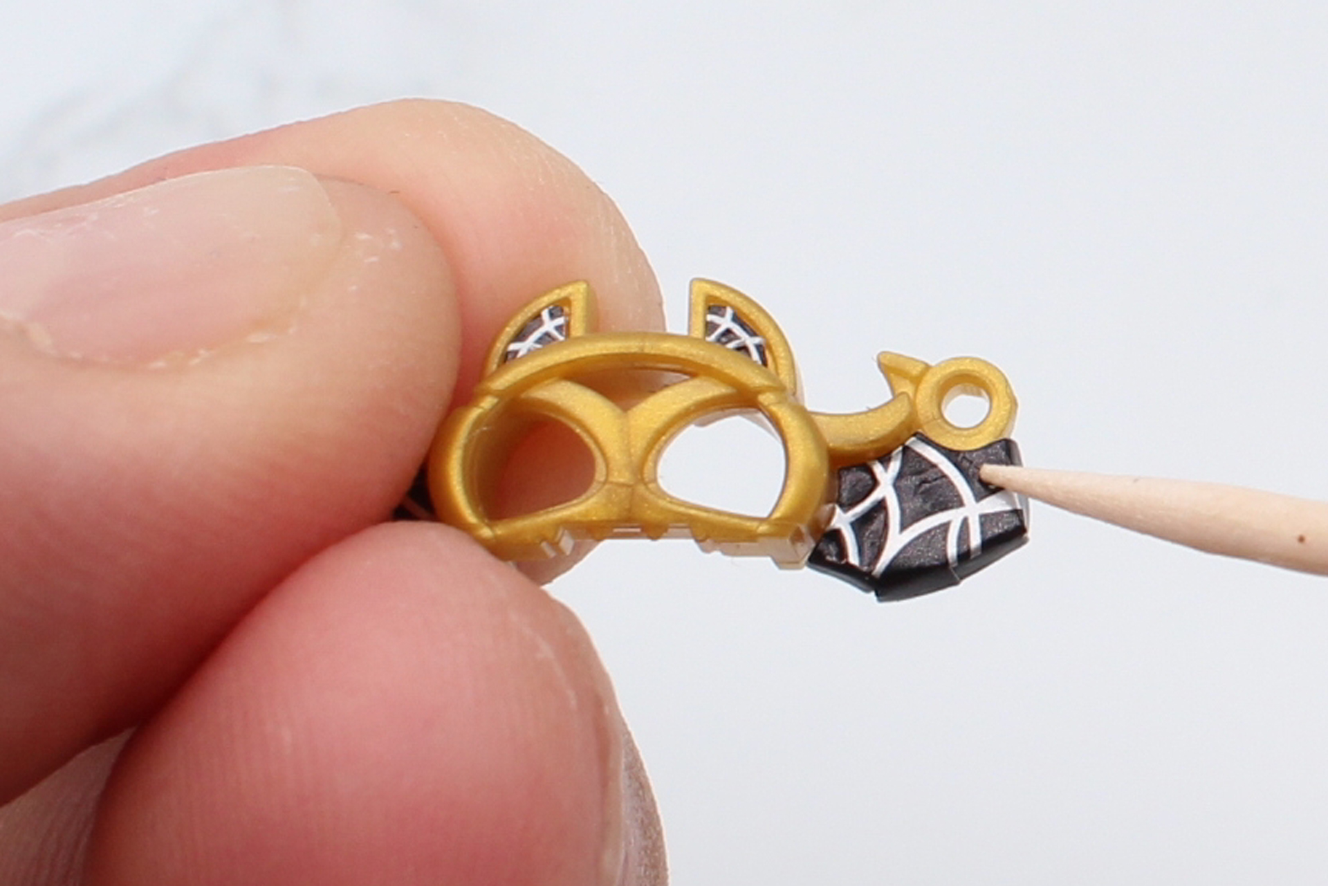 キバットバットIII世の組み立て。シールは正しい位置に乗せてから、先を丸くした爪楊枝で優しく押さえると、パーツのモールドを生かして貼れる