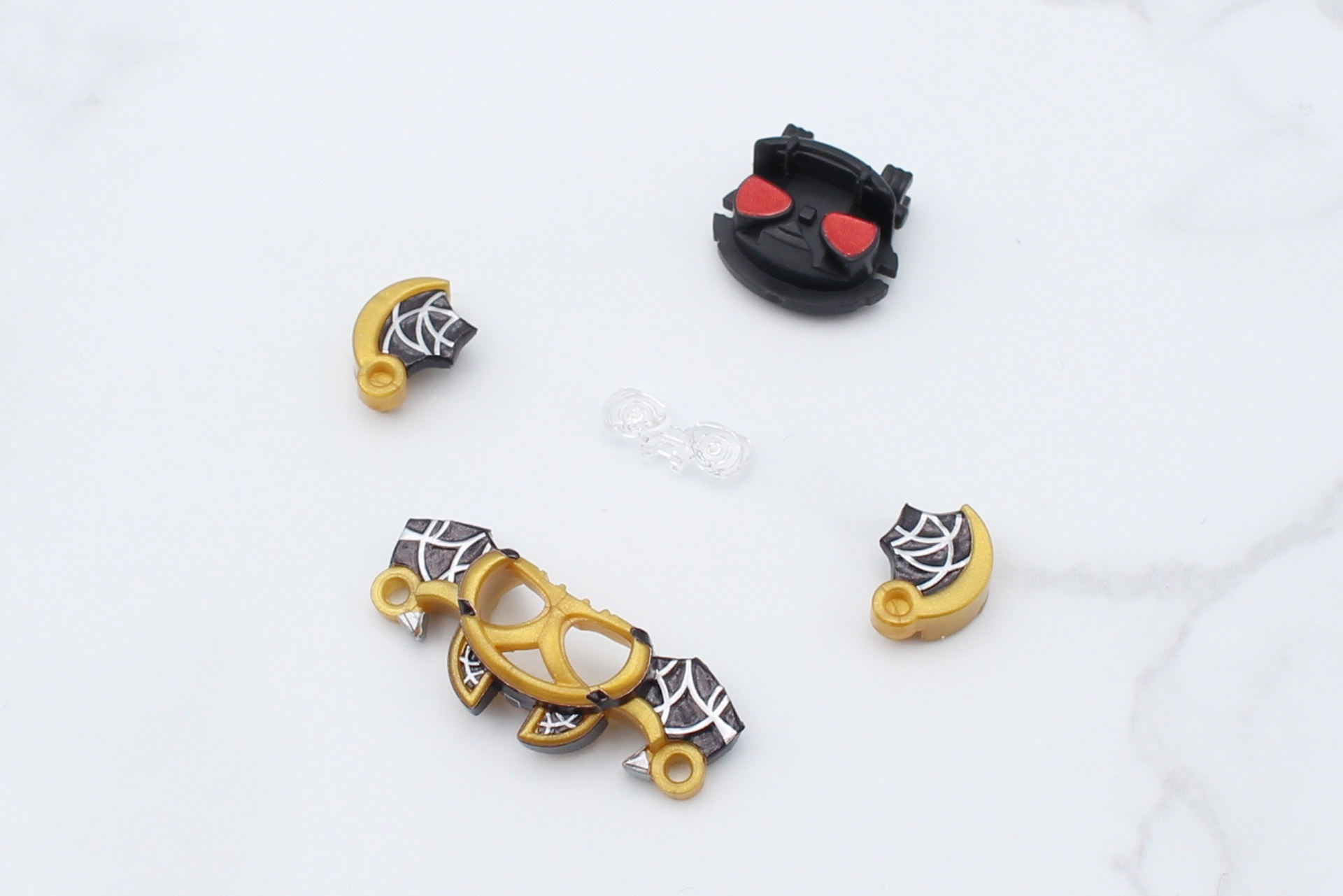 19枚ものシールを貼ったキバットのパーツ群