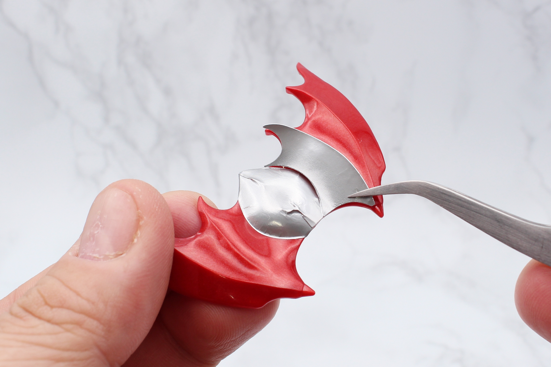 翼にシールを貼っていく。貼る順番に指定はないが、筆者は内側から貼った