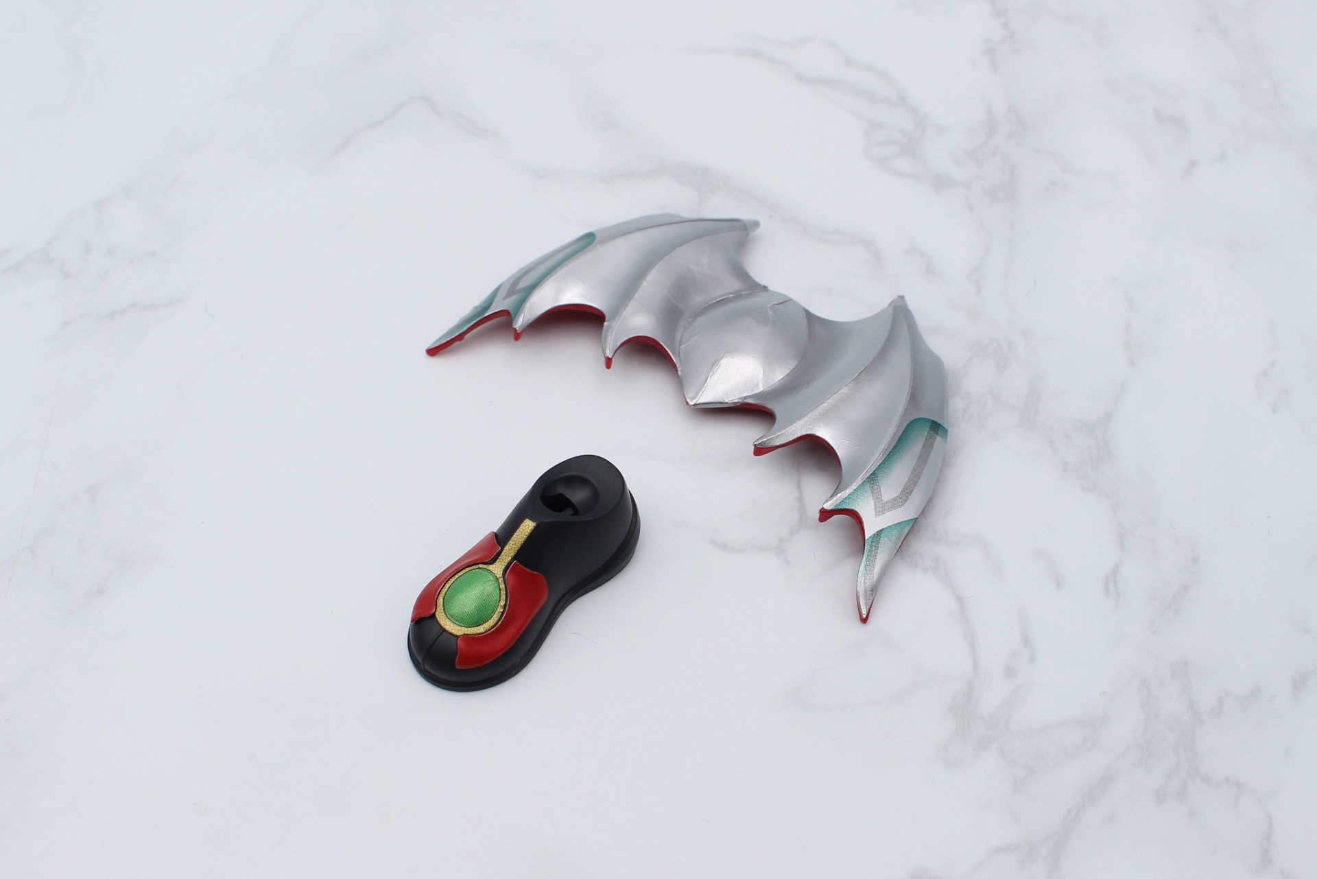 シールを貼った翼と足首