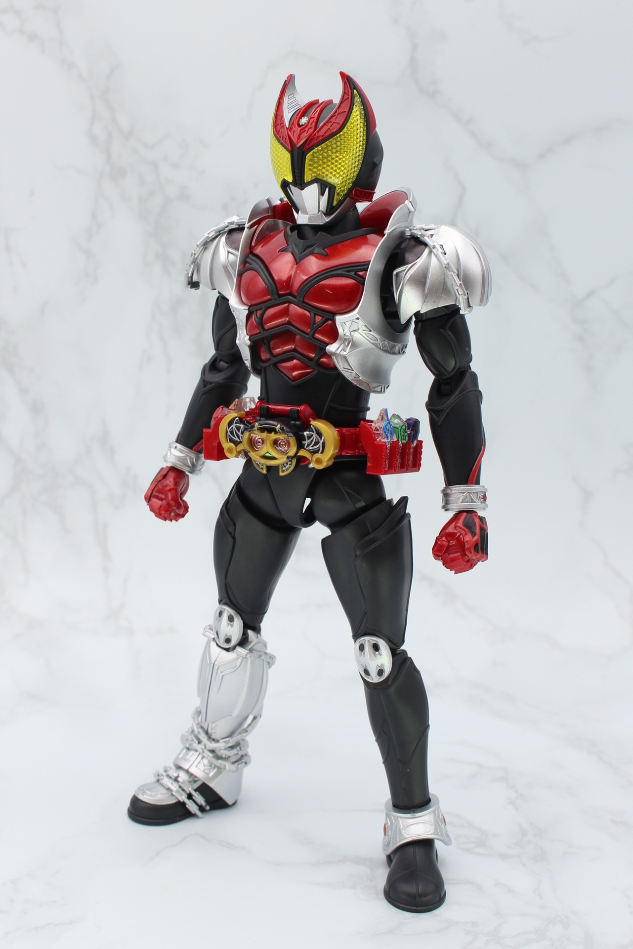 完成したパーツを組み付けて仮面ライダーキバ キバフォームの完成。全高は実寸で165mm