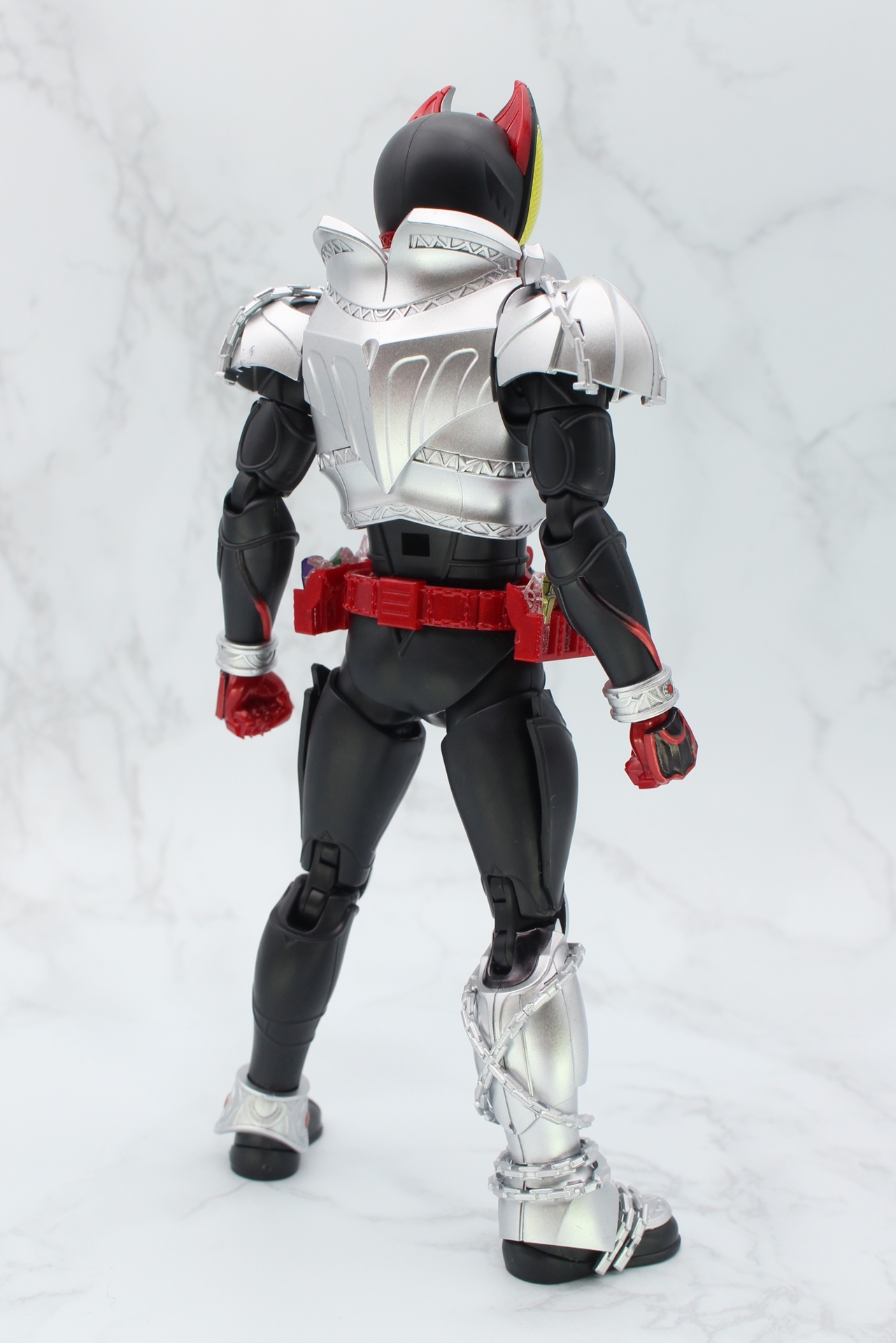 背面。キングシングレットのシルバーが鈍く輝く