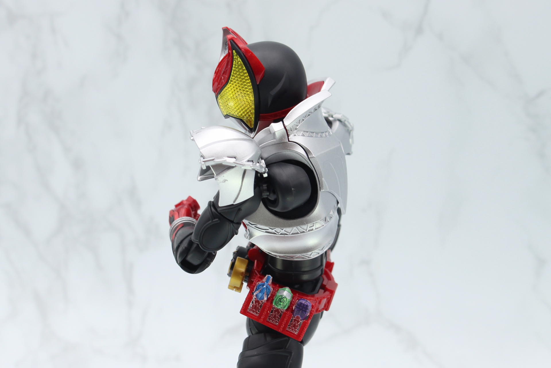 肩は胴体側の引き出し関節と腕のボールジョイントで広い可動範囲を誇る。また肩のプテラ・プレートは独立してスイング可動する