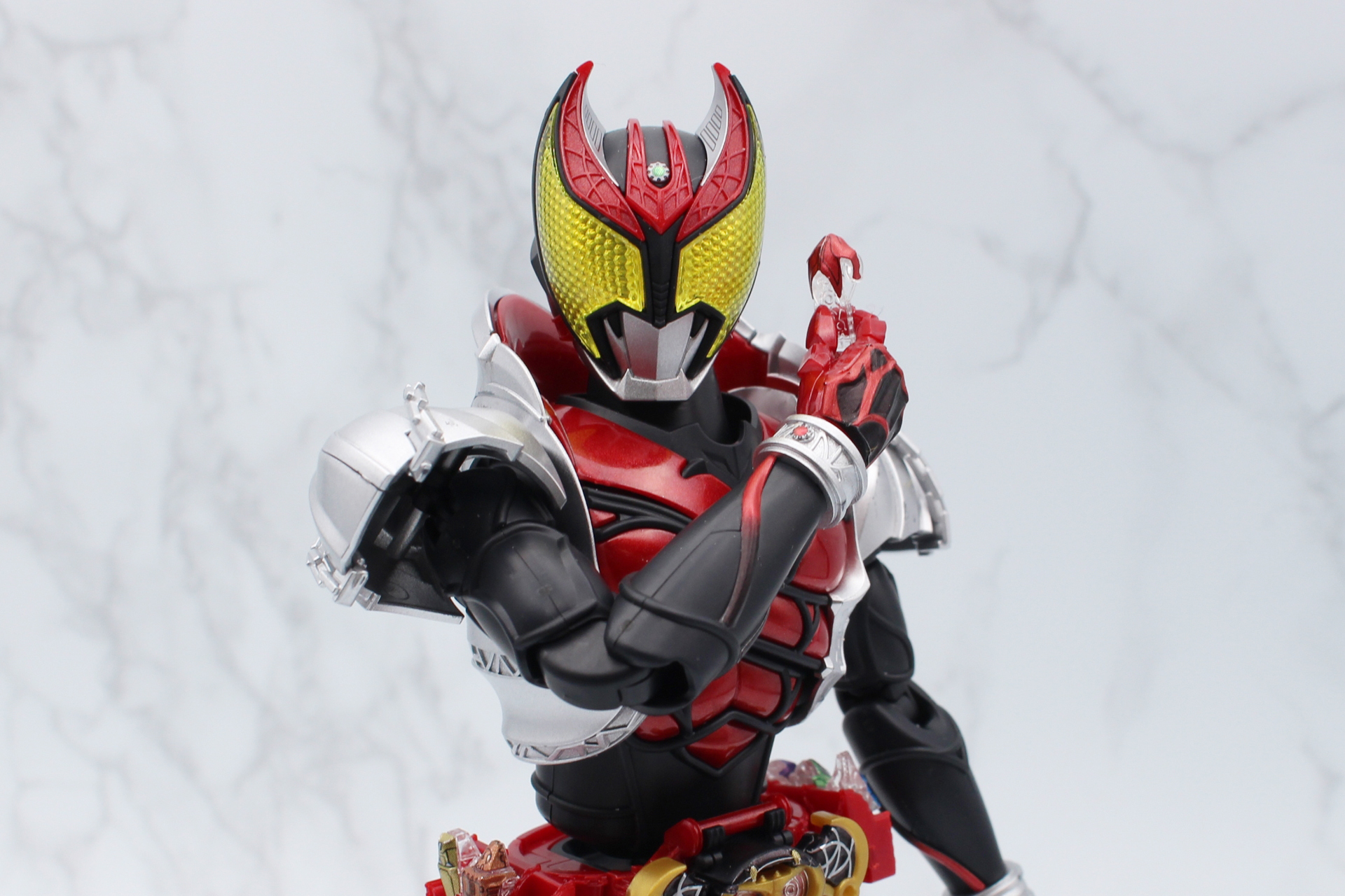 取り出したフエッスルを構えるポーズも決まる