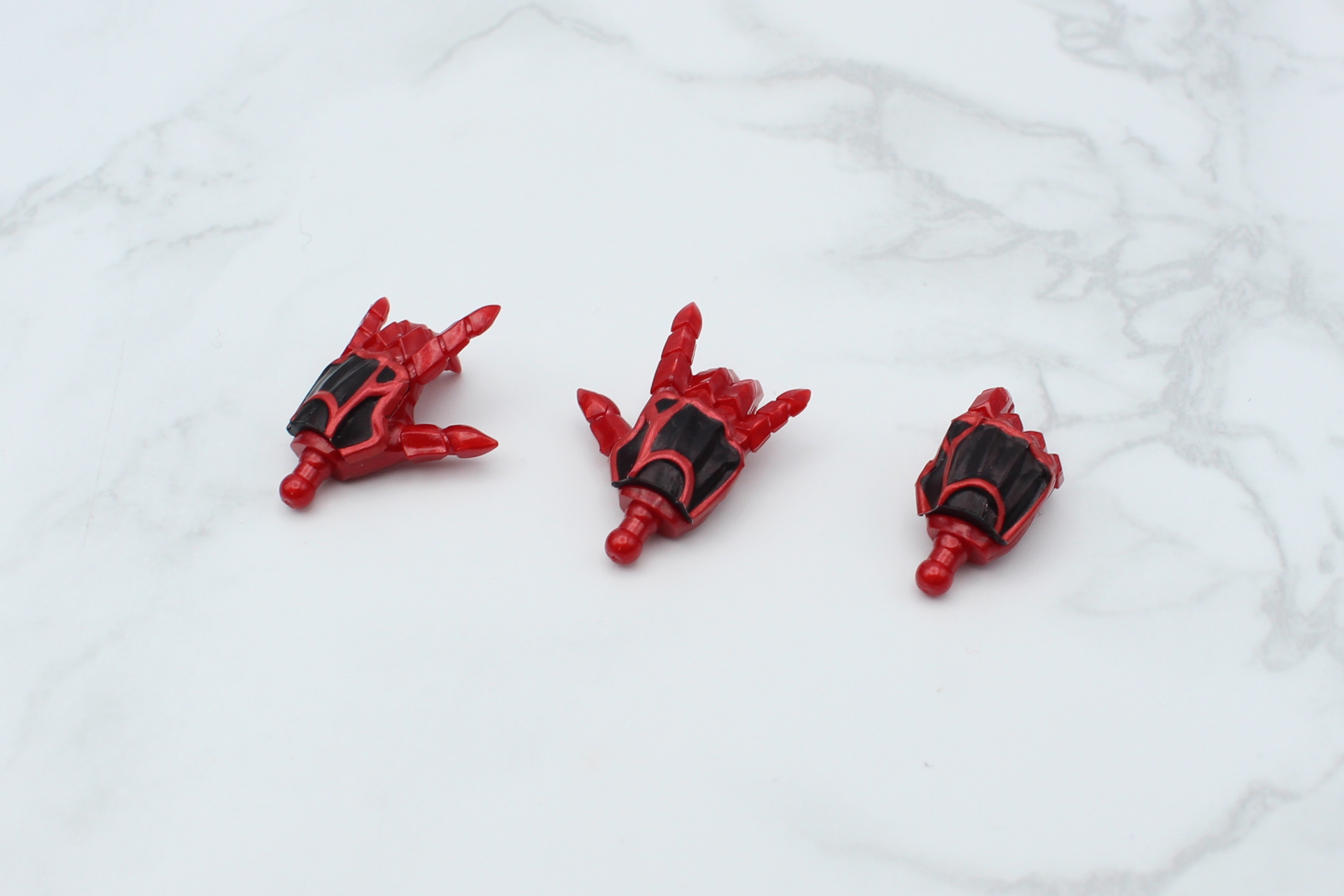 交換用手首は3個付属。右はフエッスルを持つための右手首