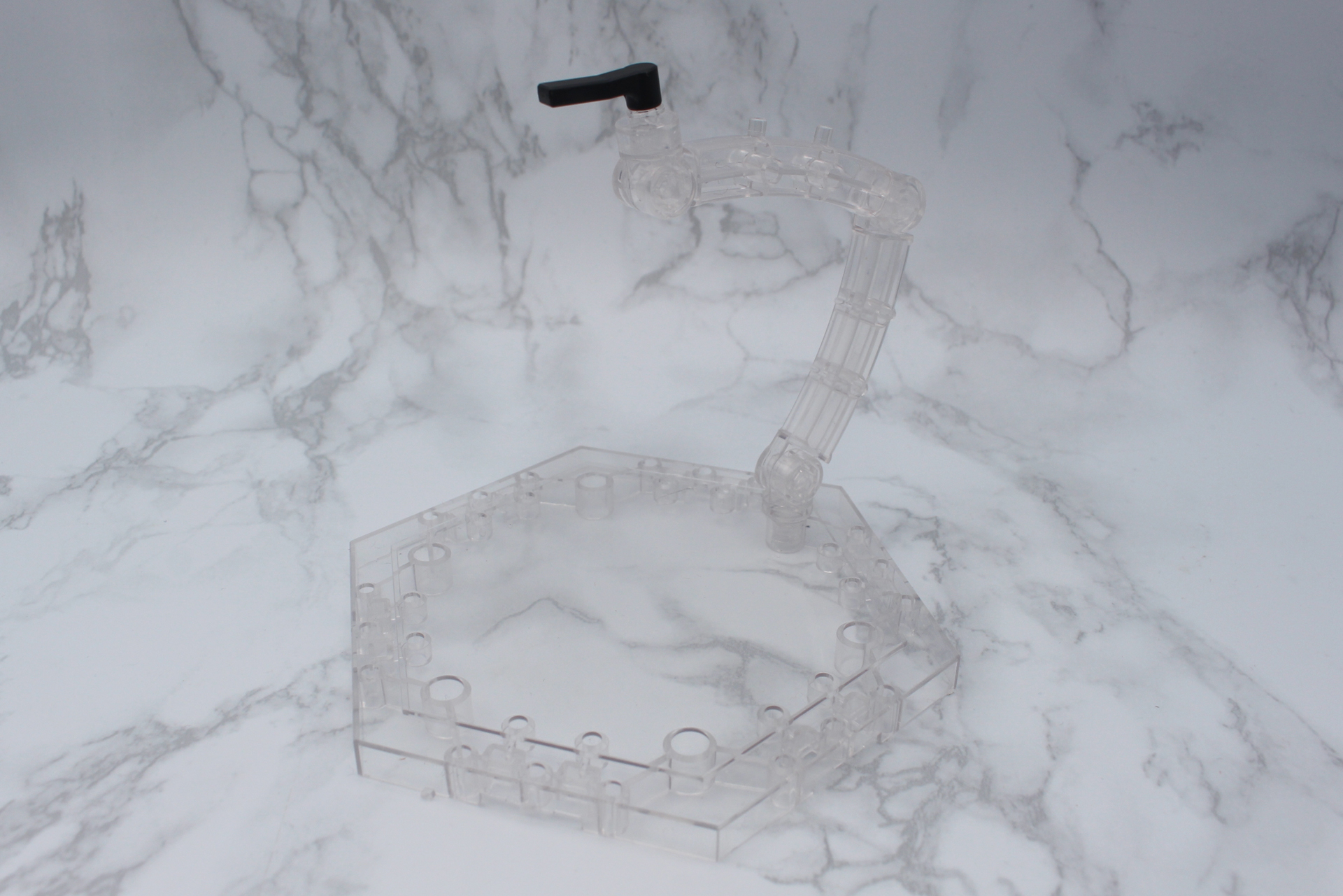 付属の台座。アームは可動式ではなく、ジョイントを抜いて角度を変えて差し込むタイプ