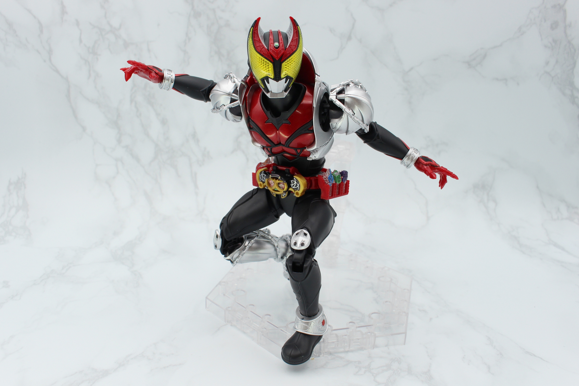 キバならではの腰を落としたポーズも取りやすい