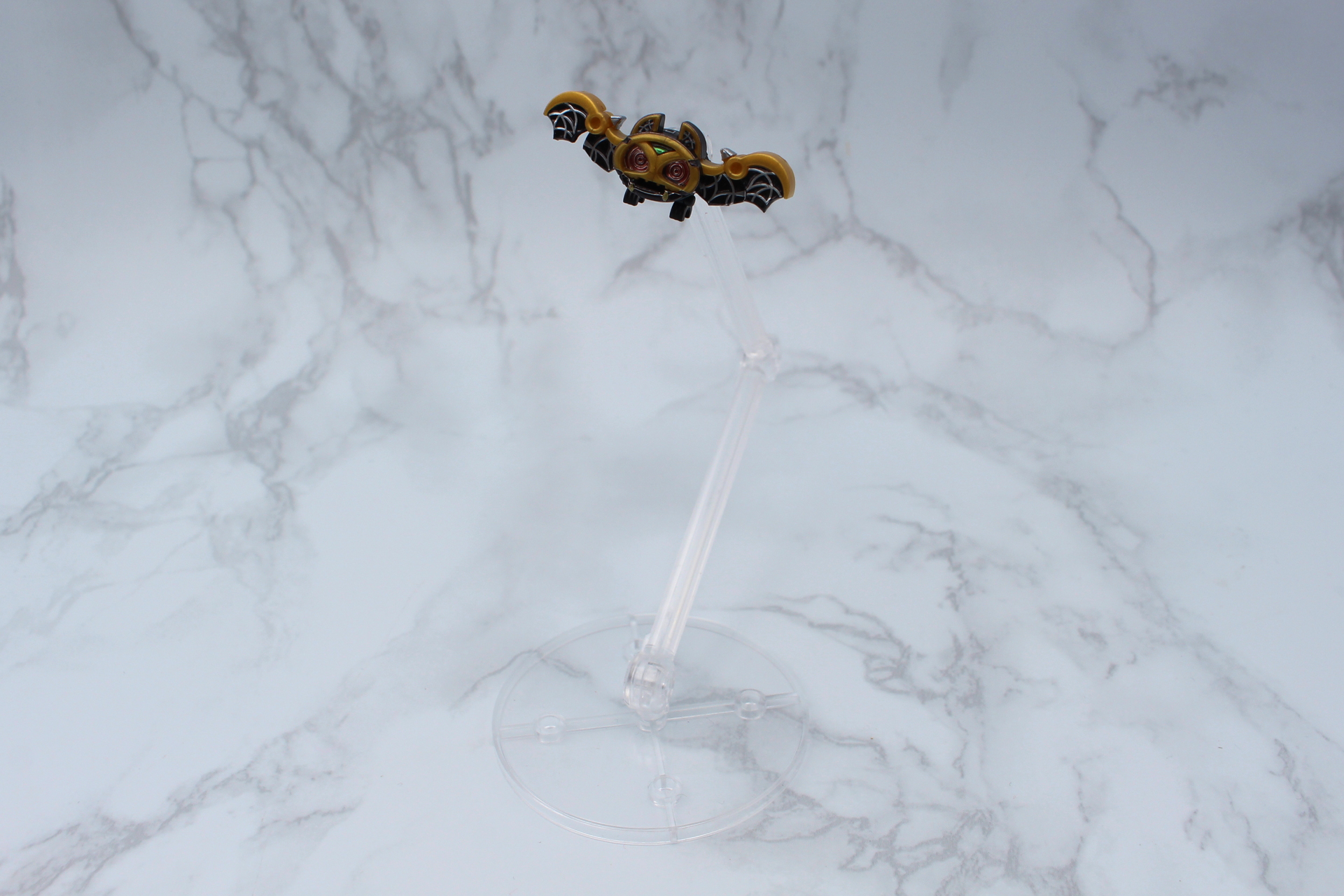 ちょっと見にくいが、キバット用の台座も付属している